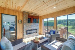 Alquiler Vacacional - Beautiful Bellaire Home w/ Amenities, 4 Mi to Lake