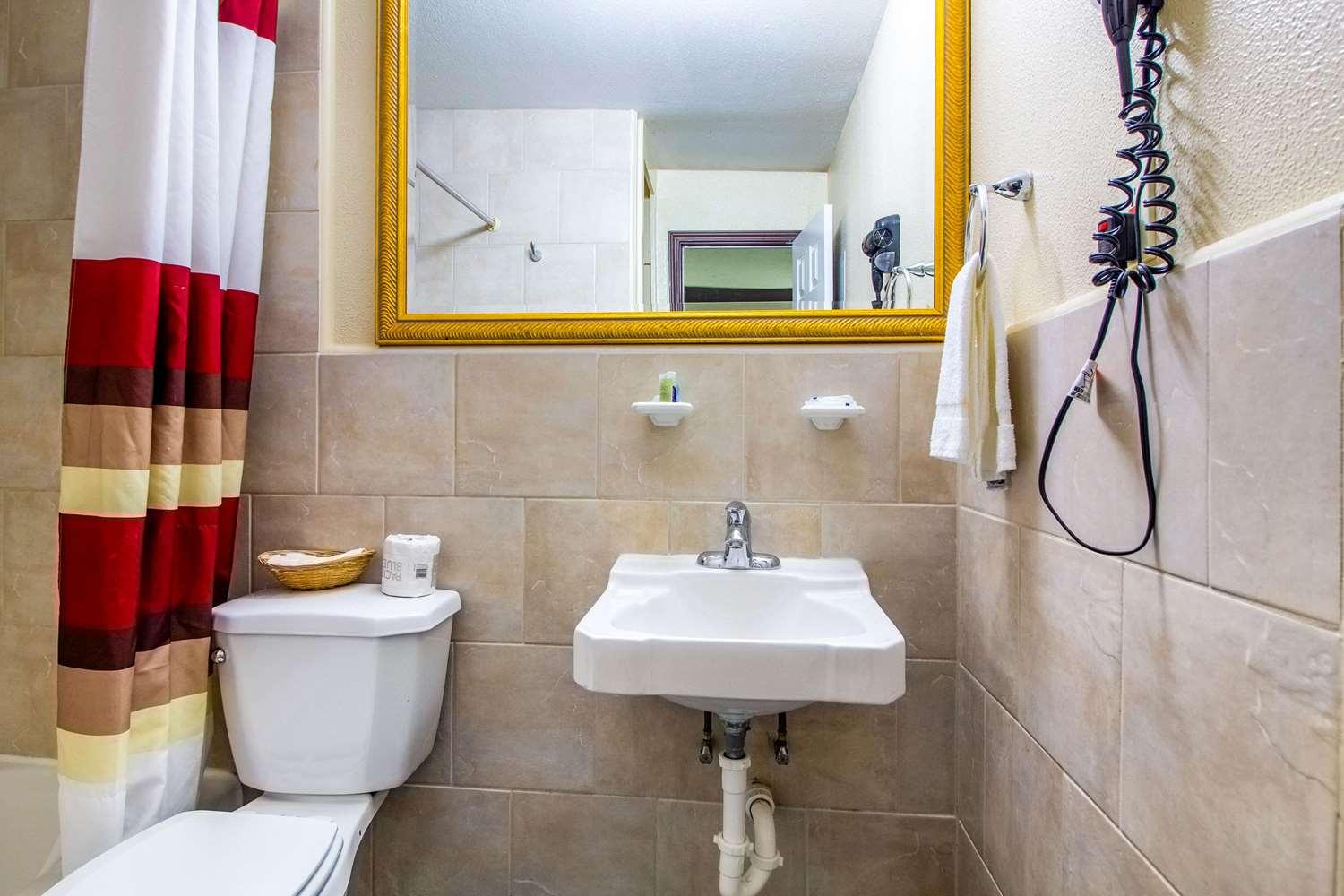 Suite Rodeway Inn & Suites Houston near Medical Center