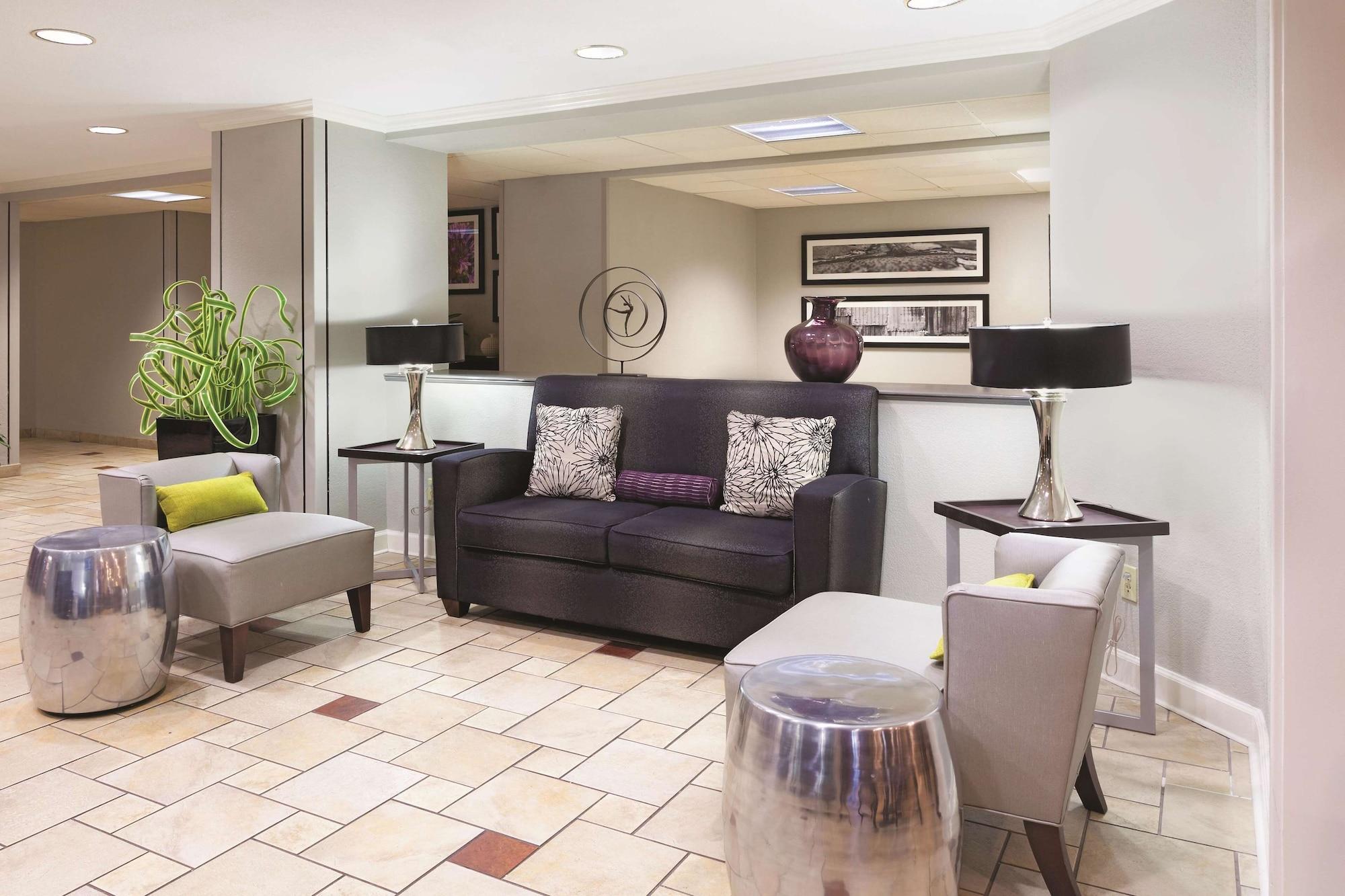 Vista Lobby La Quinta Inn & Suites by Wyndham Miami Airport East