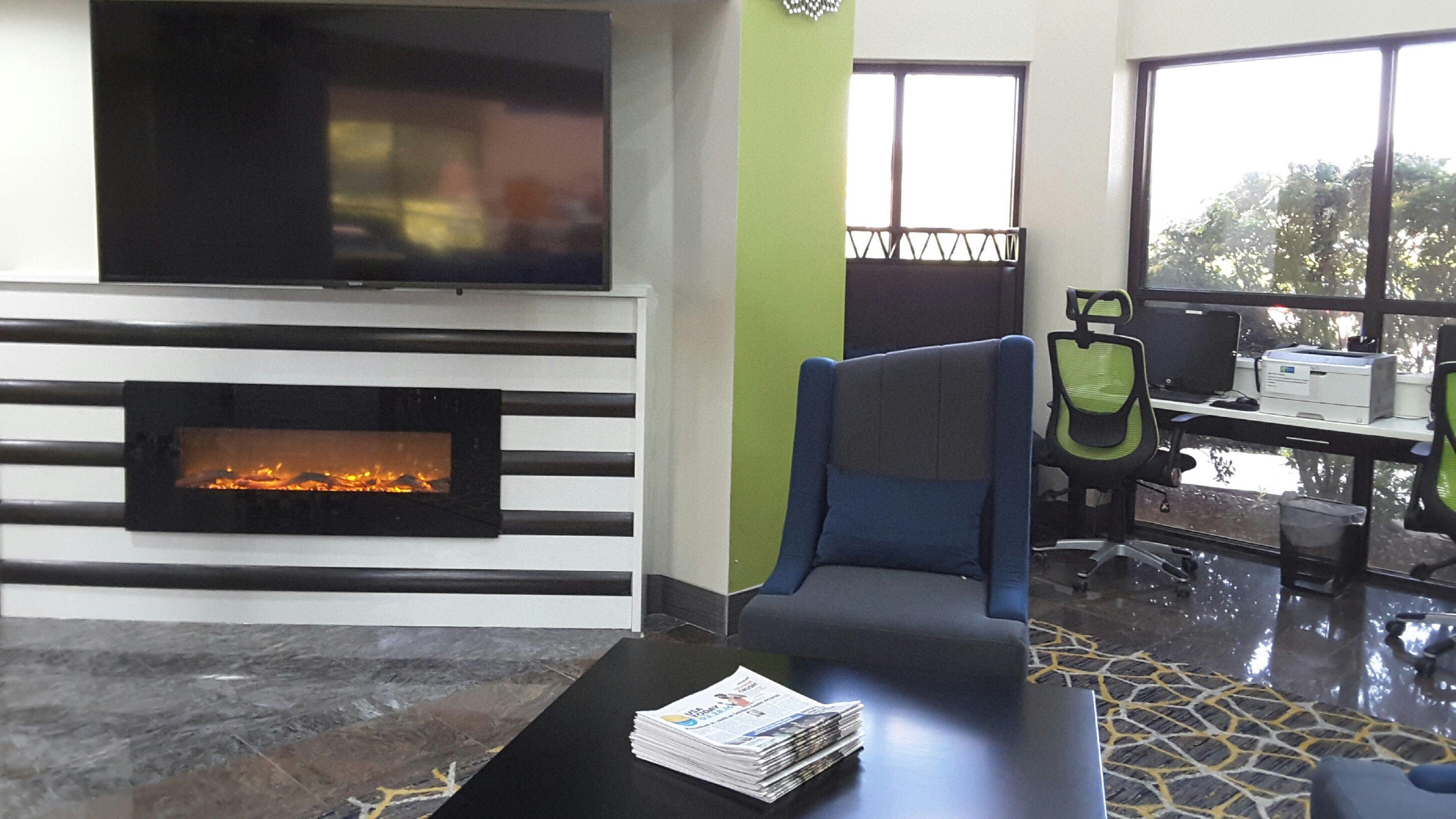 Vista Lobby Holiday Inn Express & Suites Lawrenceville