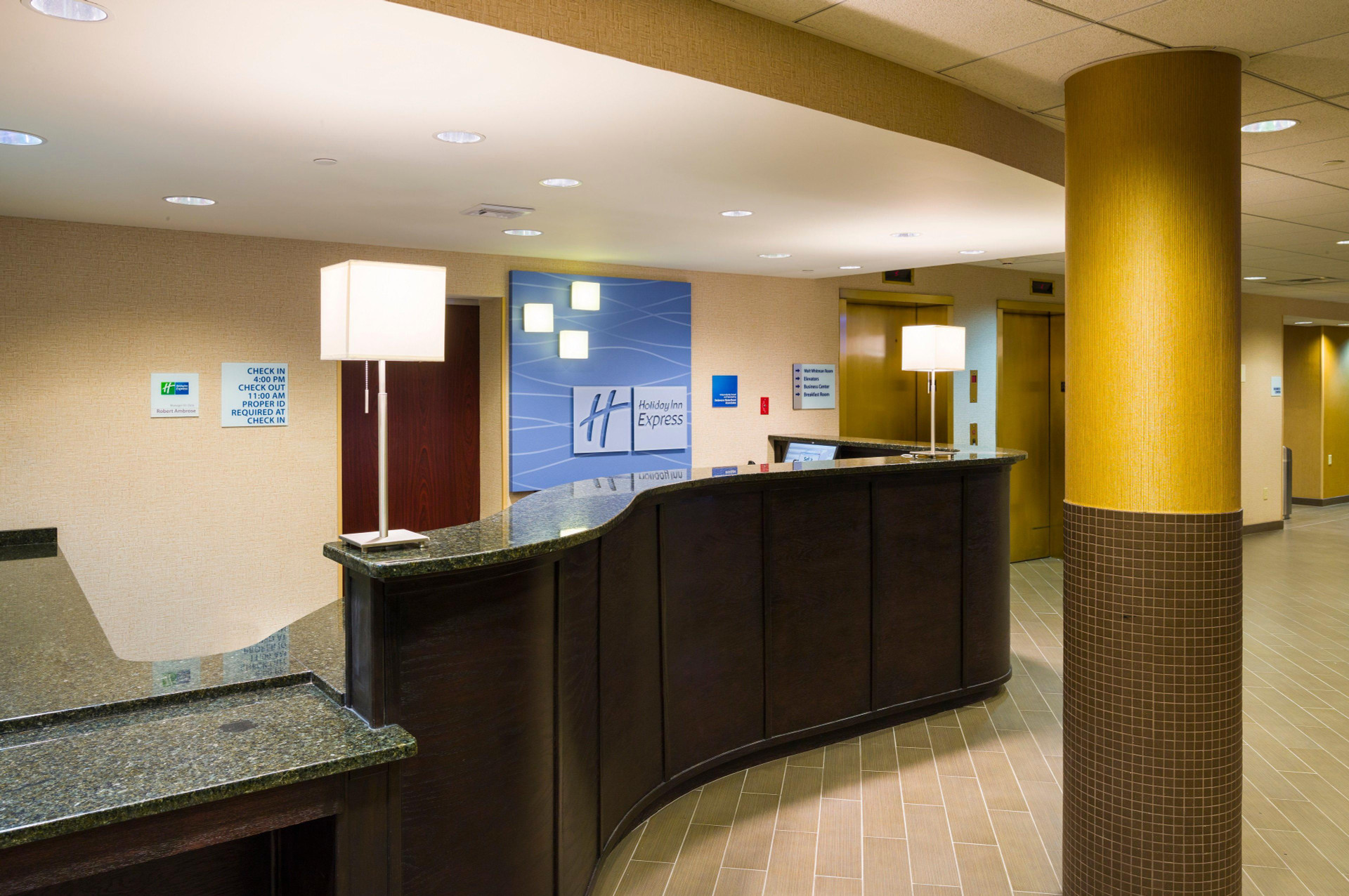 Vista Lobby Holiday Inn Express Philadelphia - Penns Landing by IHG