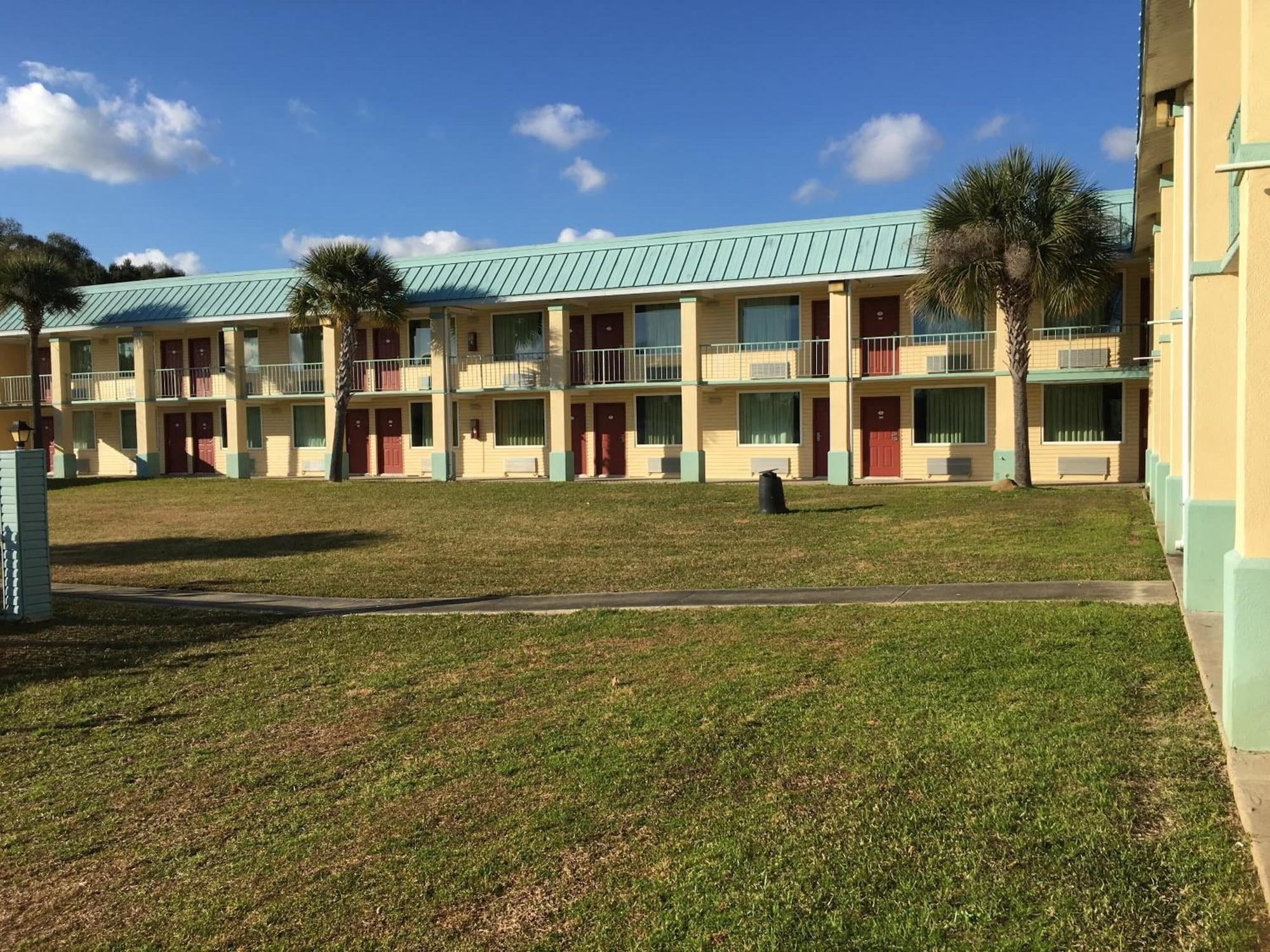 Vista Exterior Garden Inn & Suites