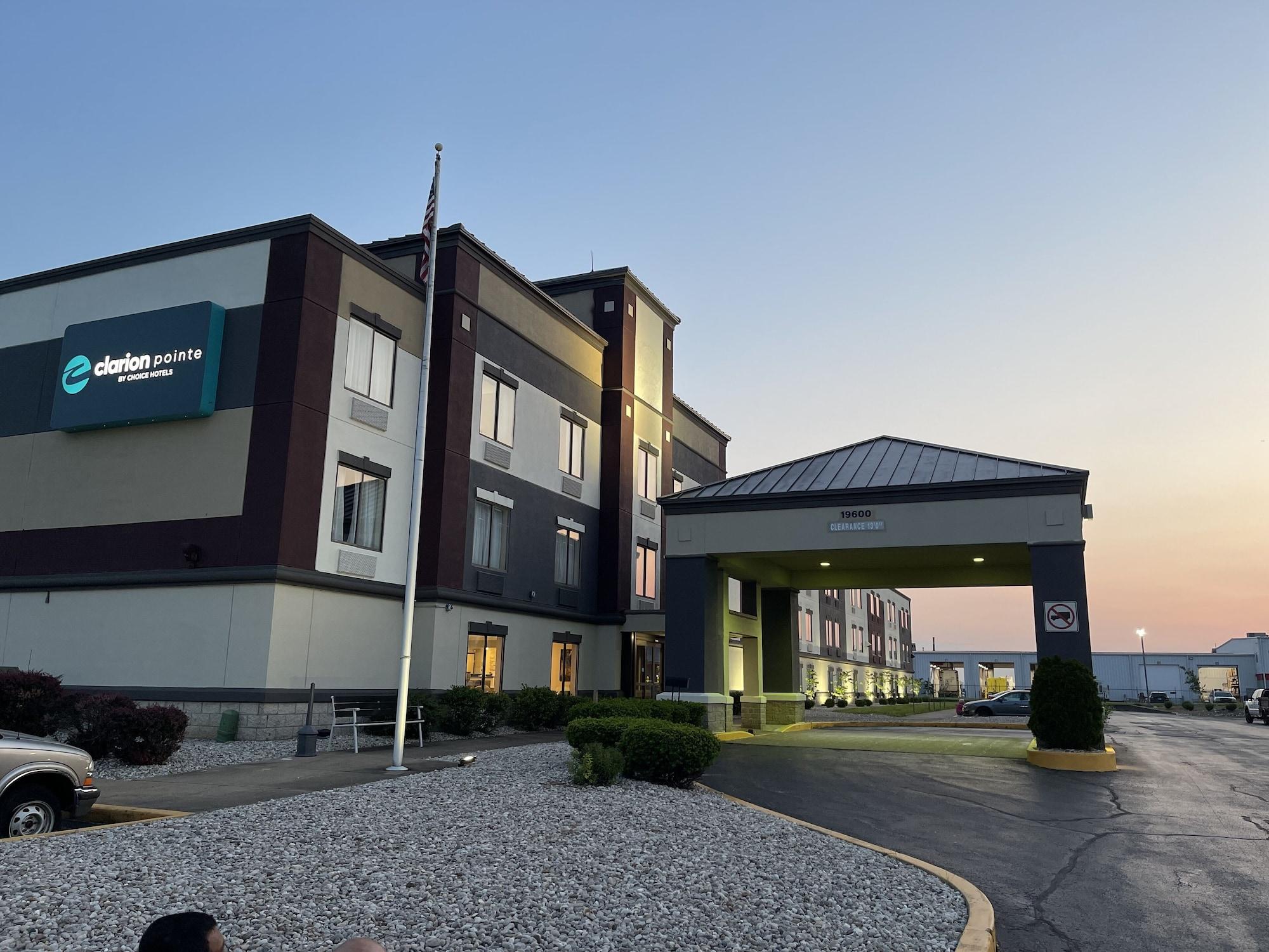 Vista Exterior Clarion Pointe Evansville North