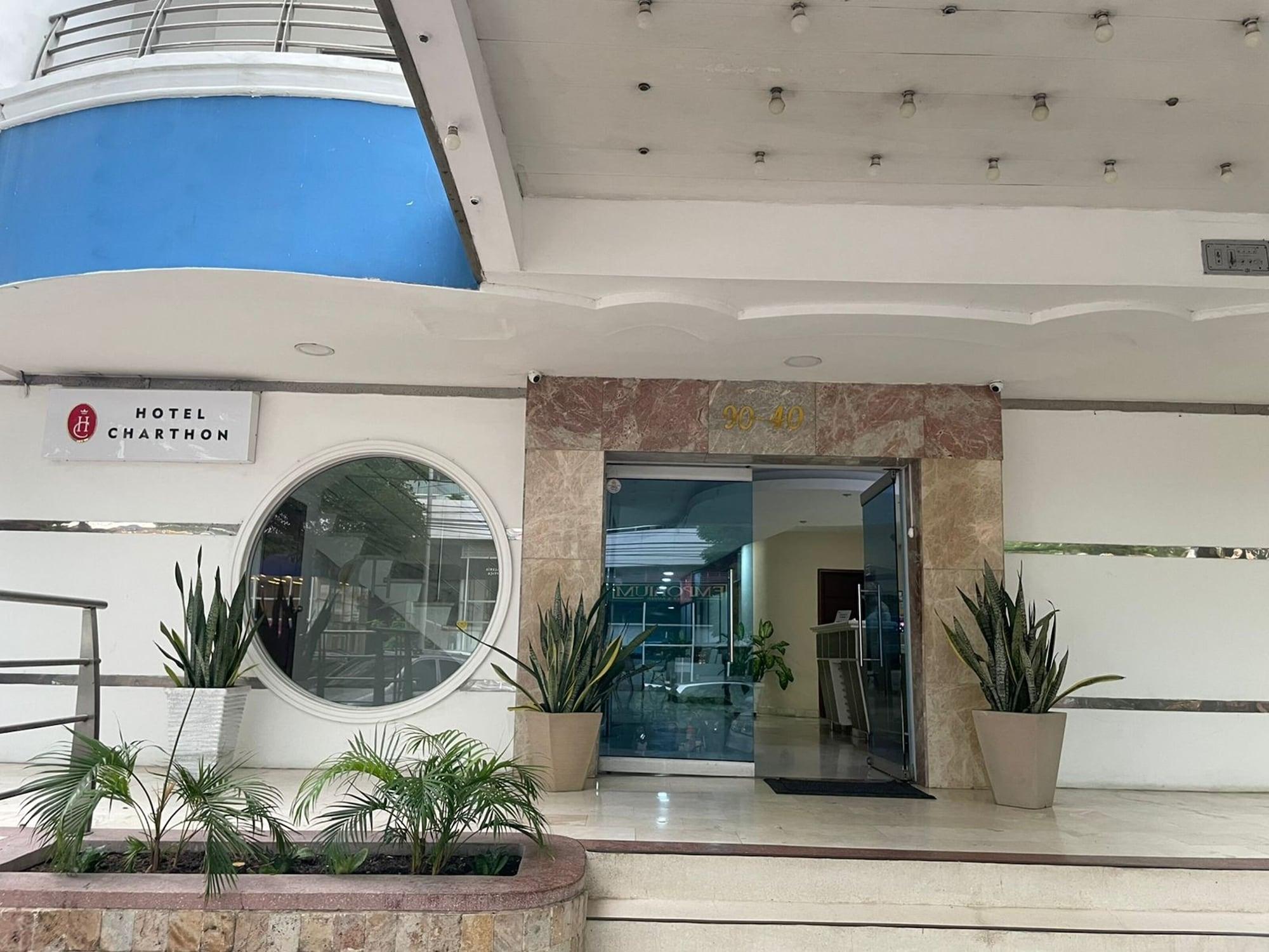 Vista Exterior Hotel Charthon