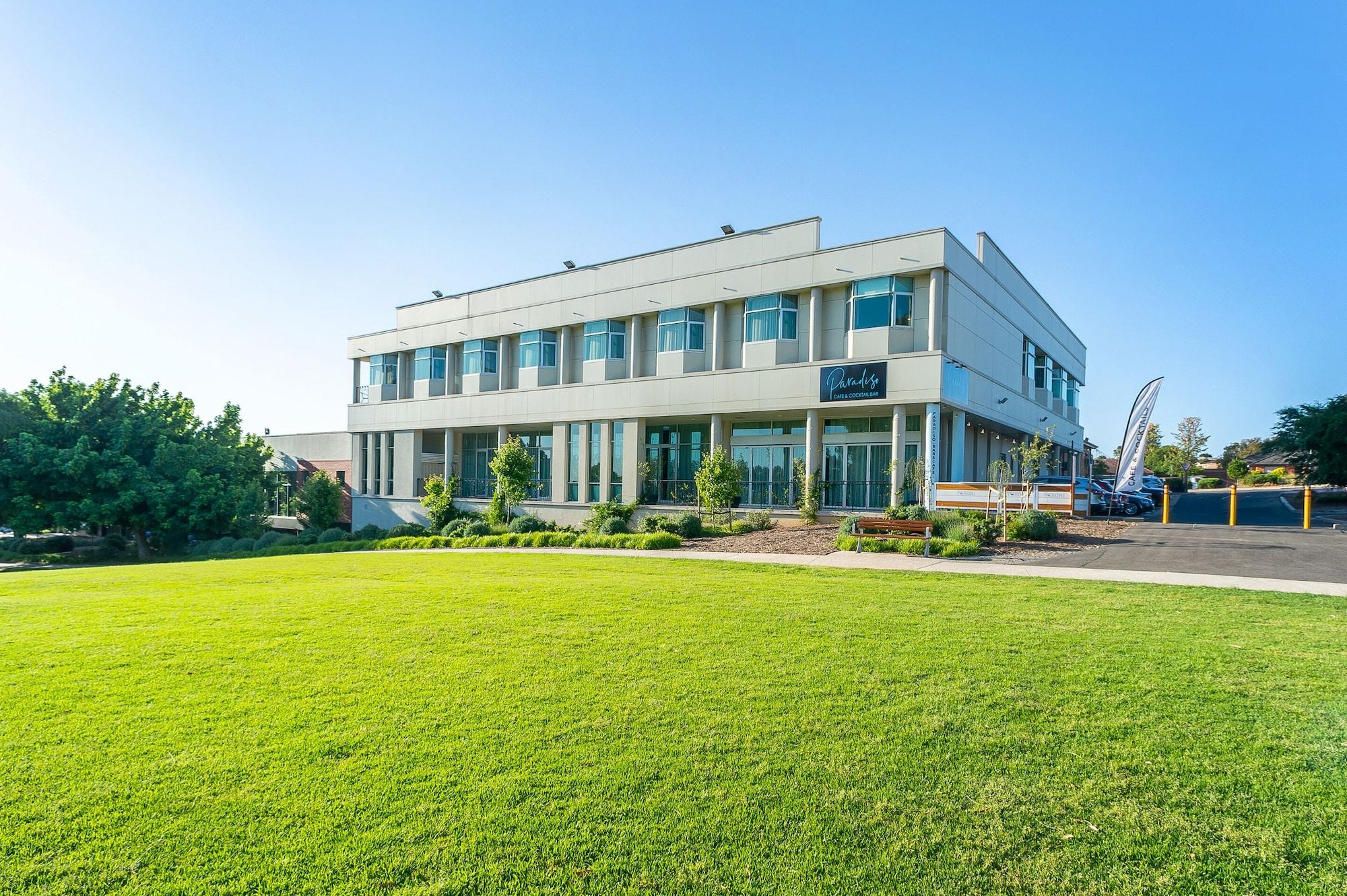 Vista Exterior Sfera's Park Suites & Convention Centre
