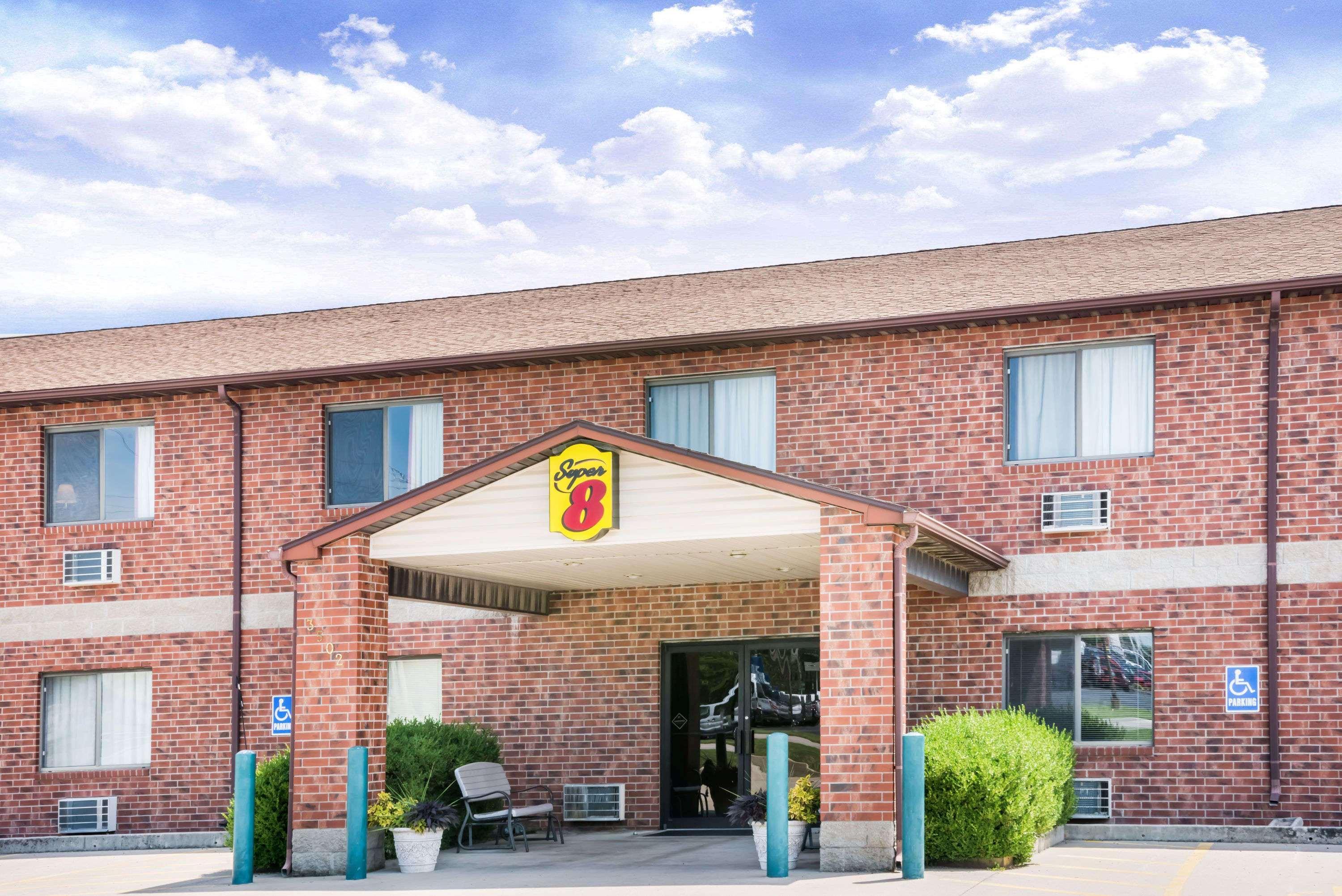 Vista Exterior Super 8 by Wyndham Chanute