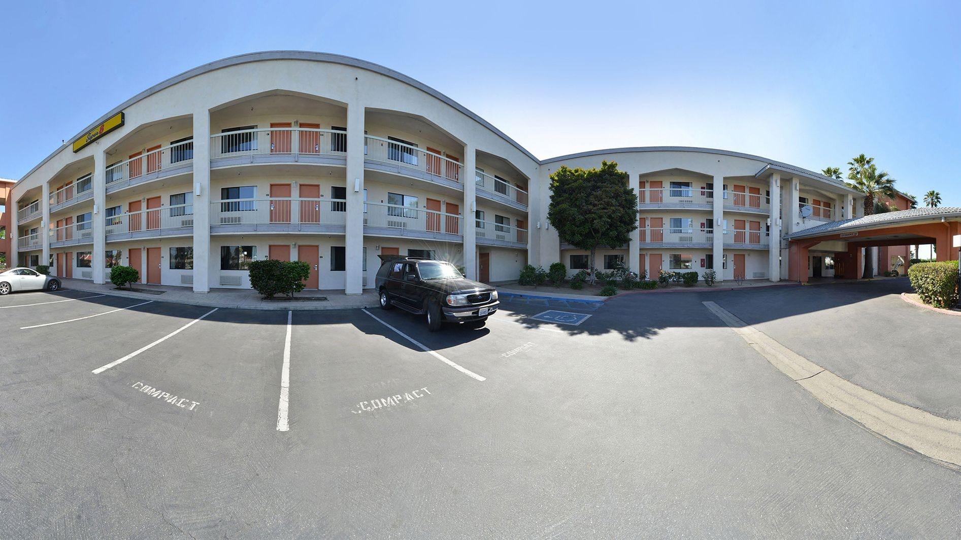 Vista Exterior Super 8 by Wyndham Bakersfield/Central