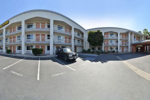 Alojamiento - Super 8 by Wyndham Bakersfield/Central