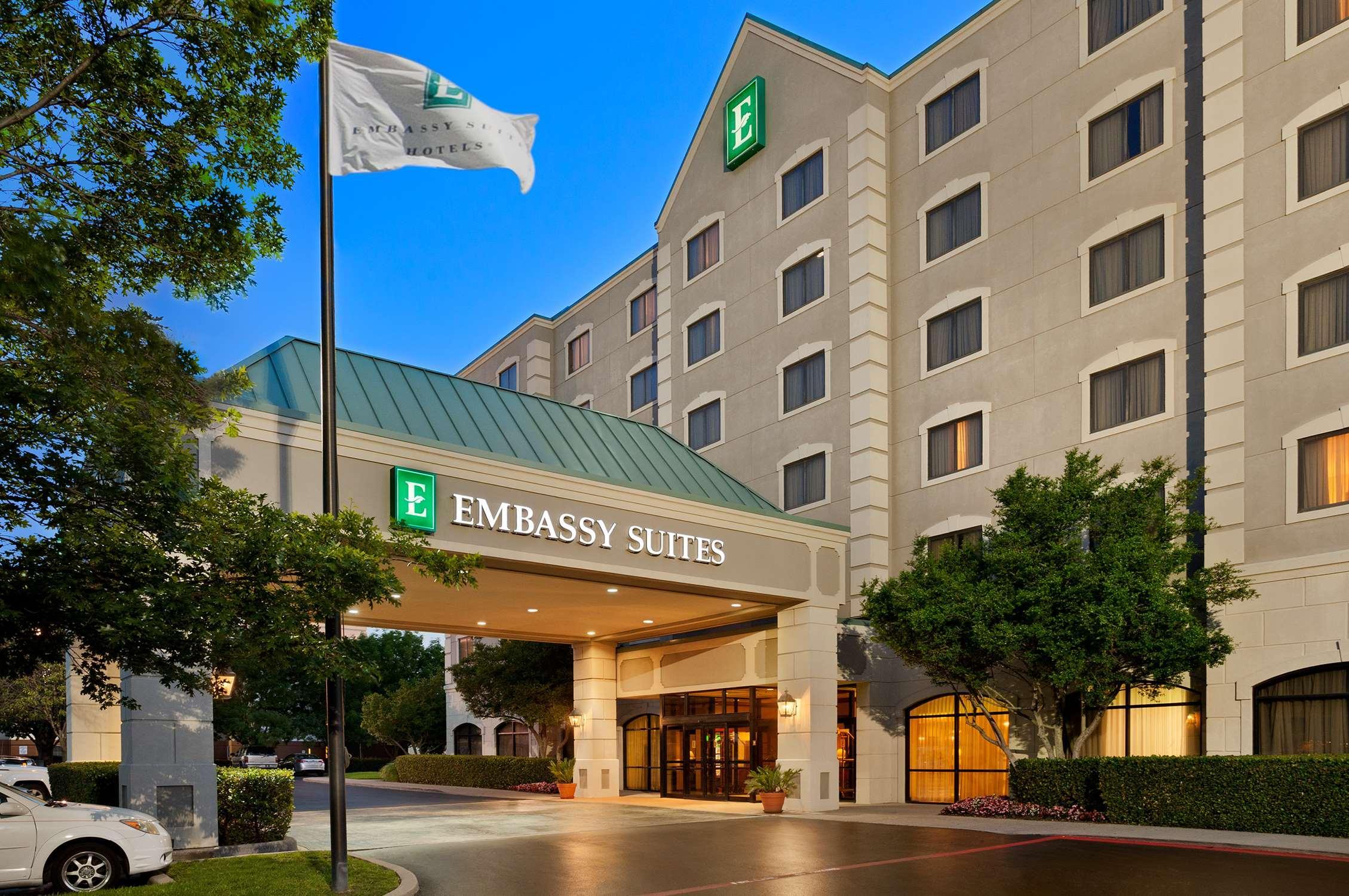 Vista Exterior Embassy Suites by Hilton Dallas Near the Galleria