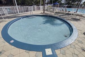 Alquiler Vacacional - Lakefront 885 sf CONDO just 1 mile to DISNEY with Balcony & 2 Resort POOLS & SPA