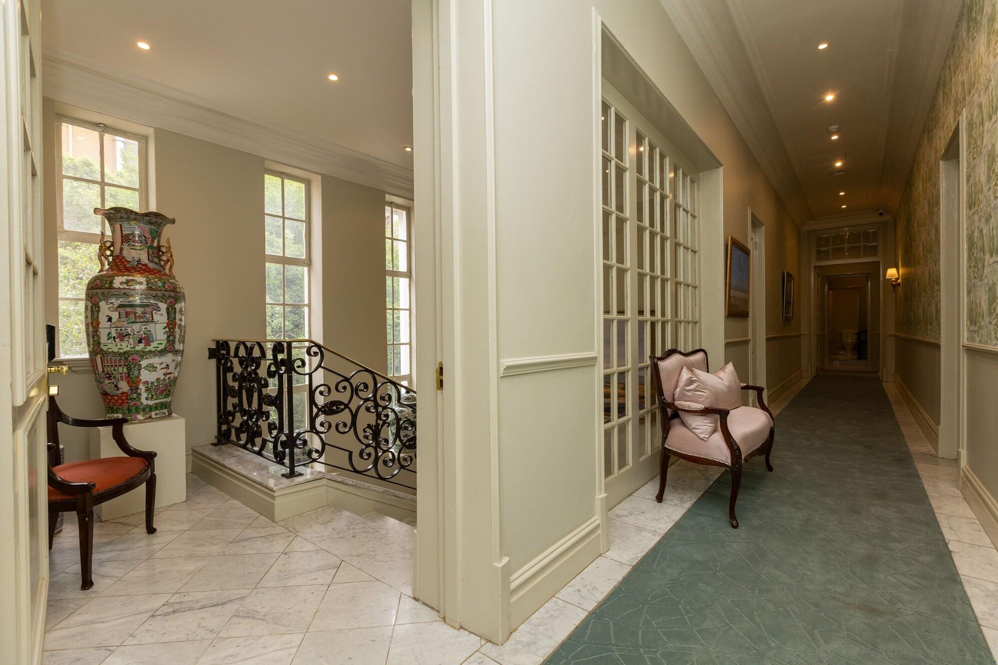 Varios The Monarch Hotel