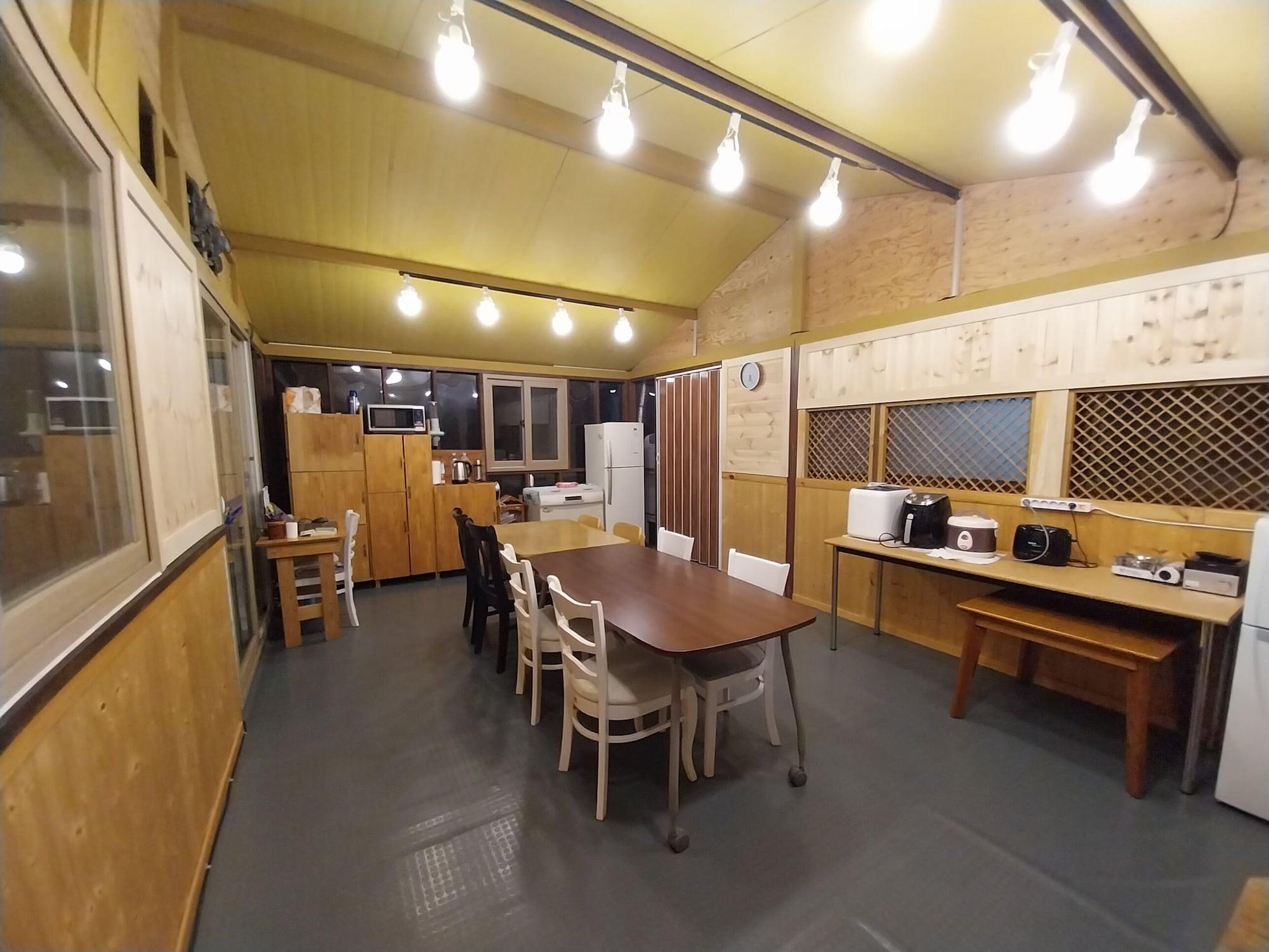 Bar/Salón Another World Pension