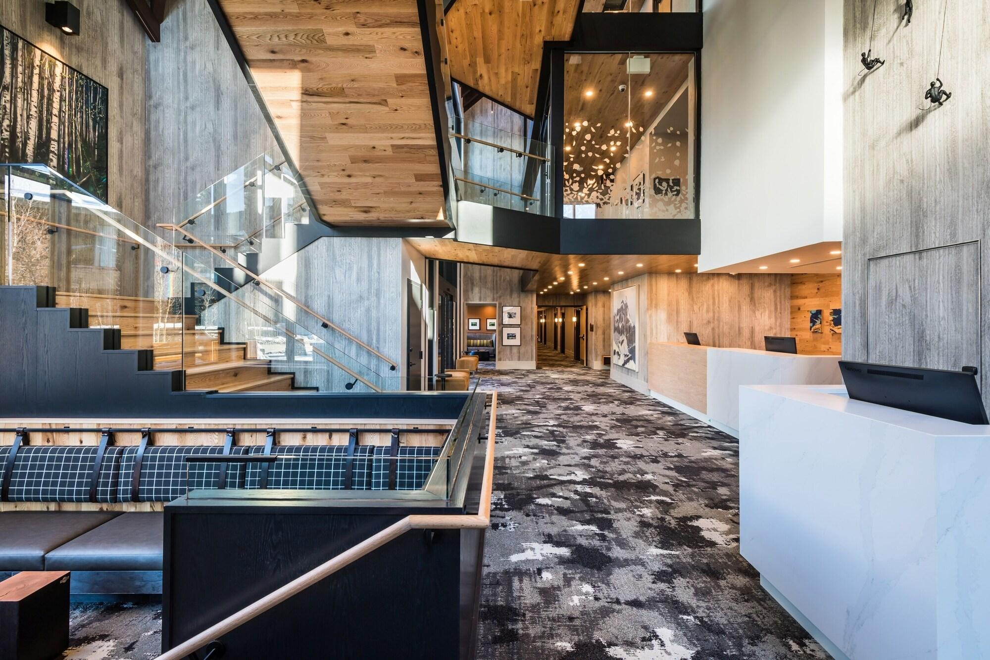 Vista Lobby Peaks Hotel & Suites