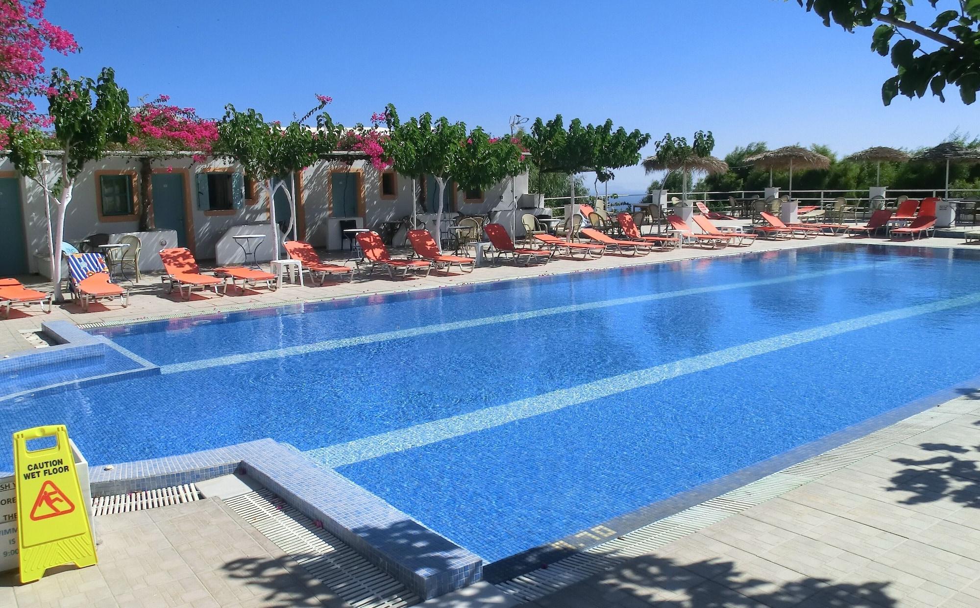 Vista Exterior Santorini Camping & Hostel