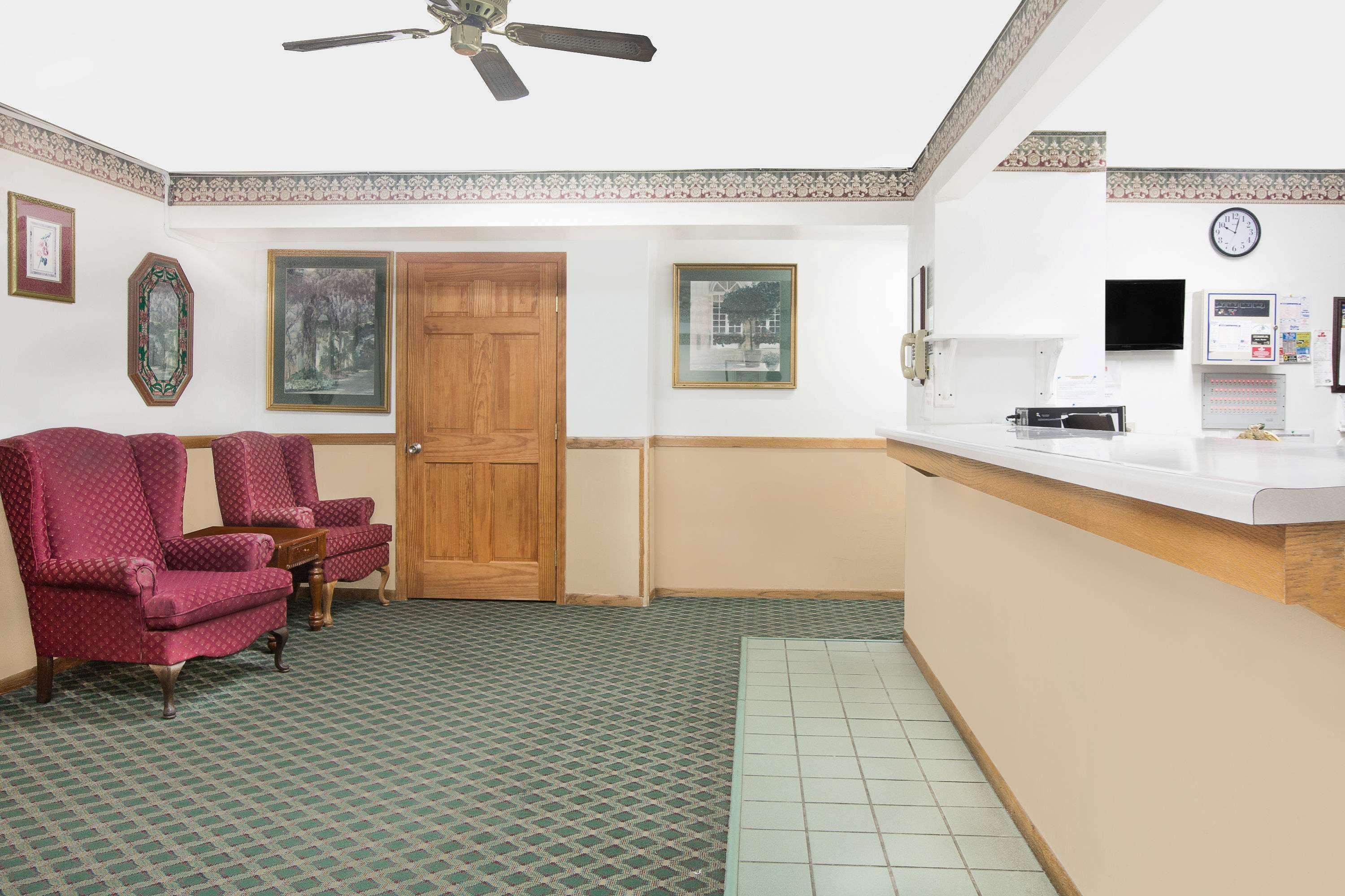 Vista Lobby Super 8 by Wyndham Chillicothe