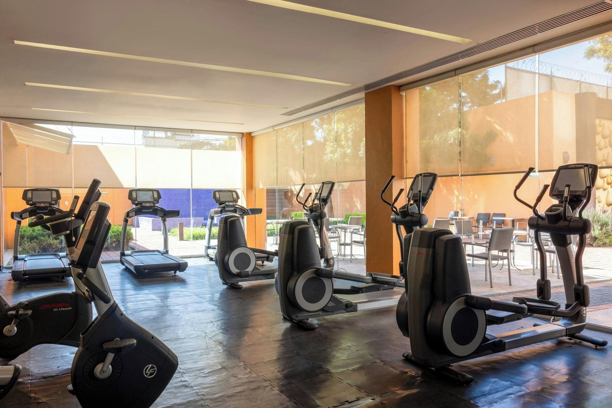 Gimnasio Courtyard Toluca Tollocan