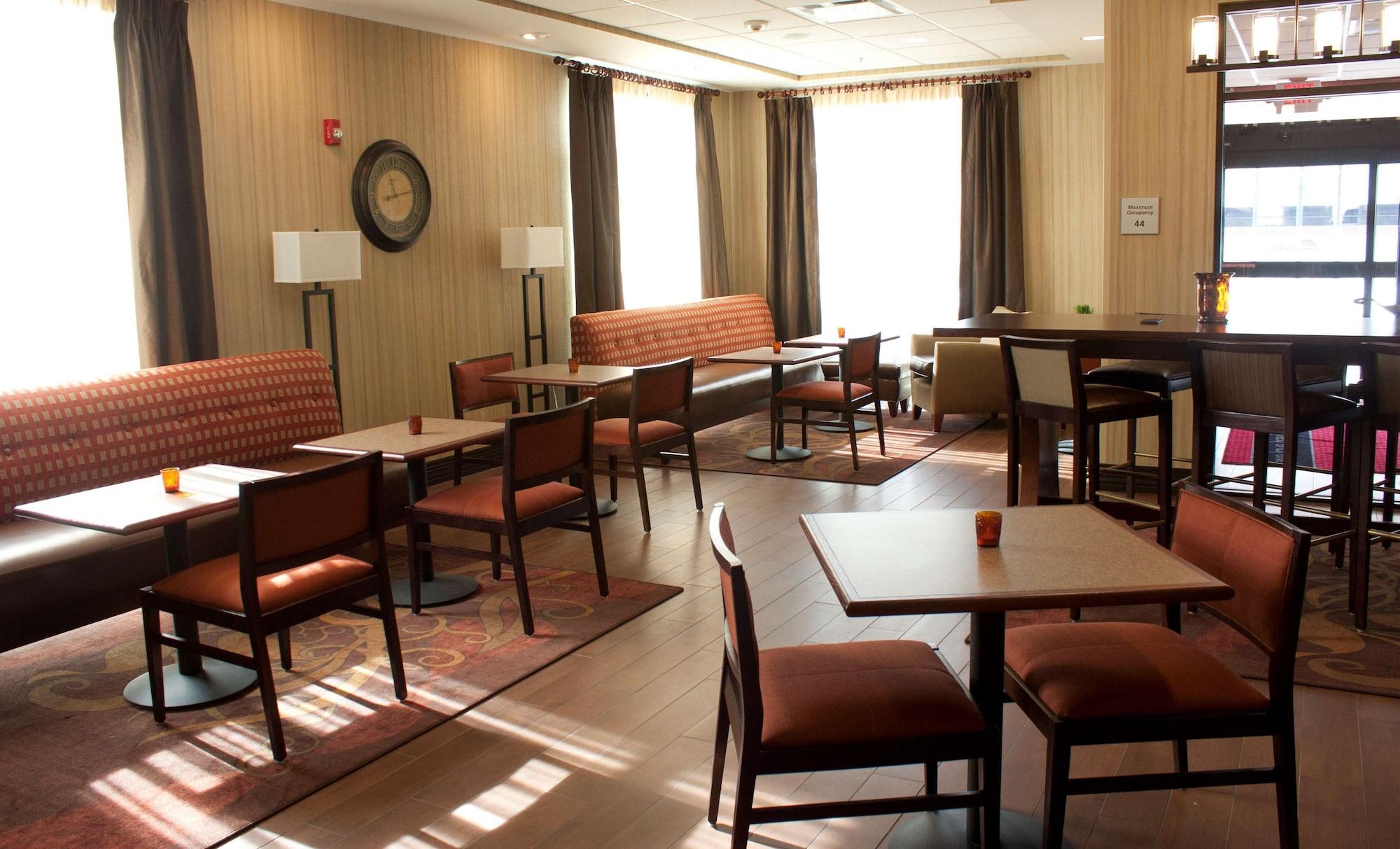 Vista Lobby Hampton Inn Burlington
