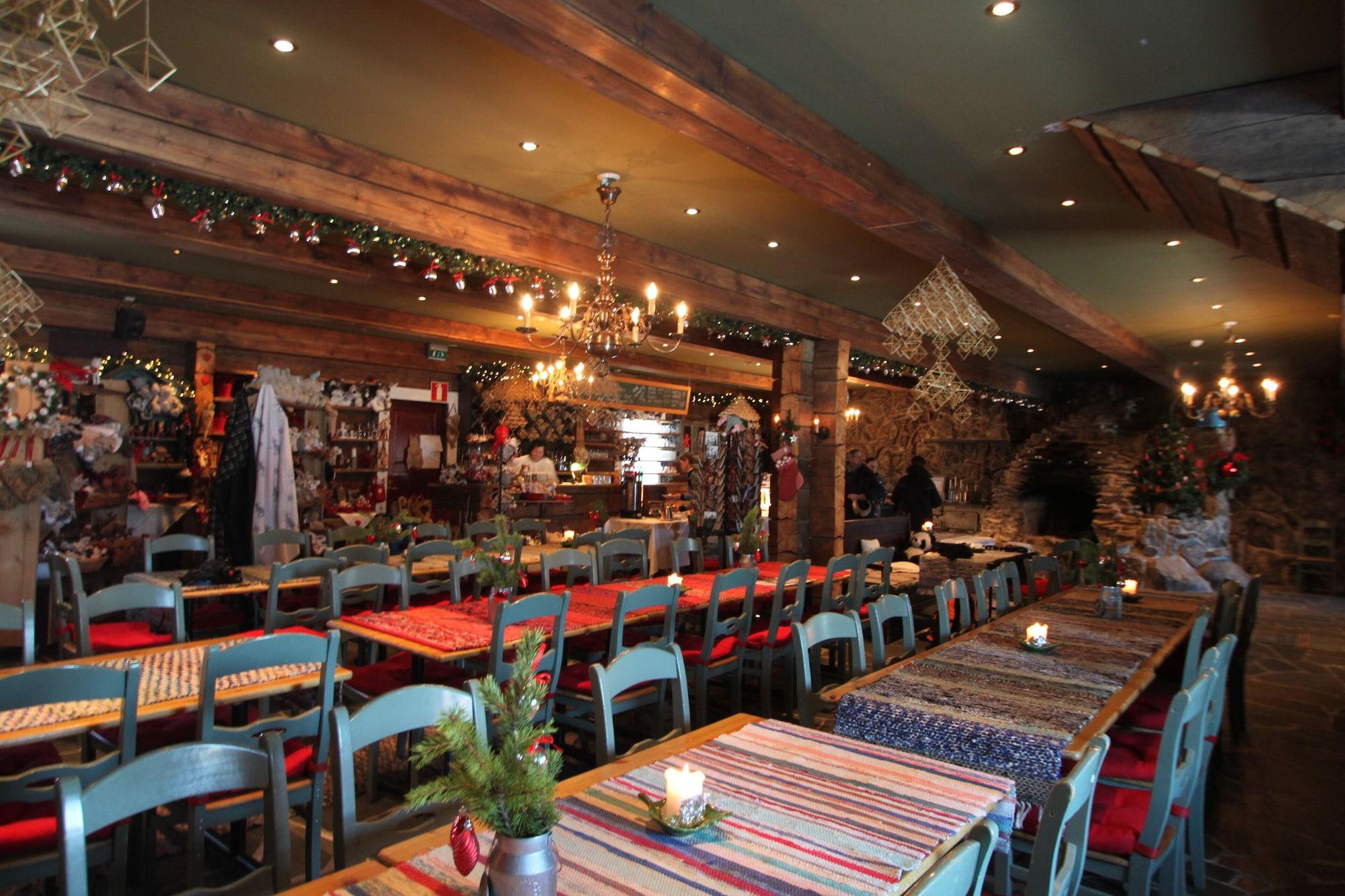 Restaurant Aurora Pyramid Glass Igloos