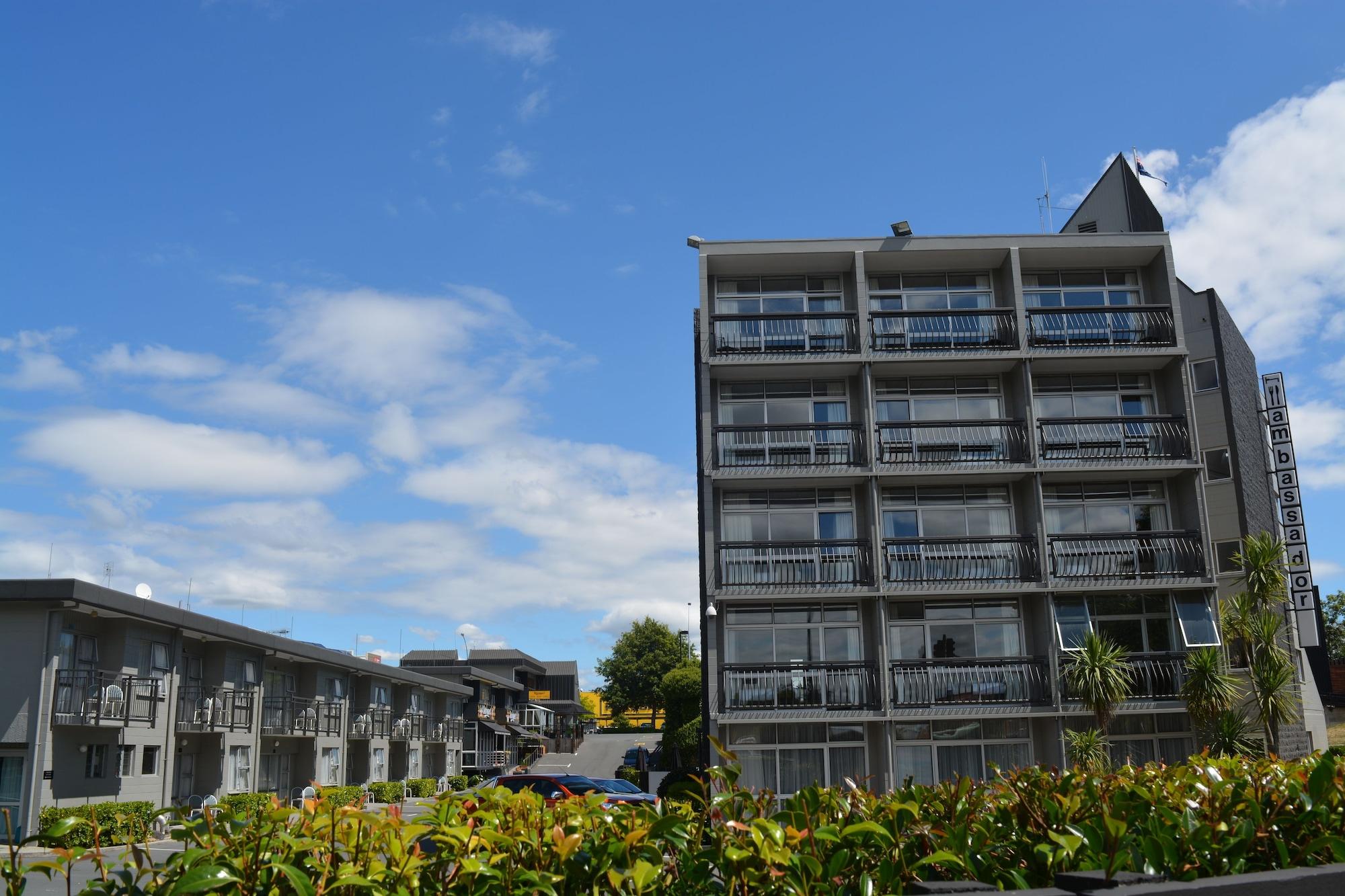 Vista Exterior Heartland Ambassador Hotel Hamilton