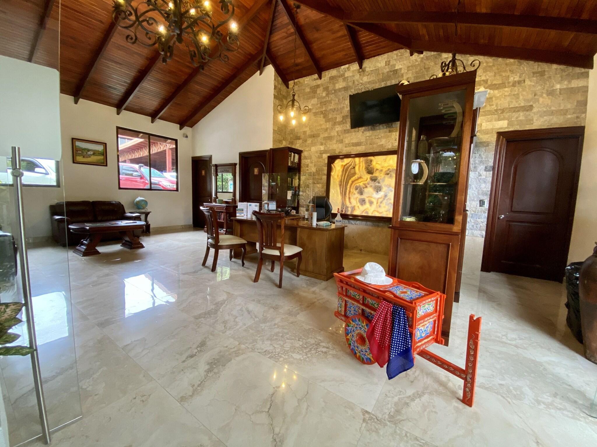 Vista Lobby Paradise Hot Springs - Thermal Water & Volcano Views
