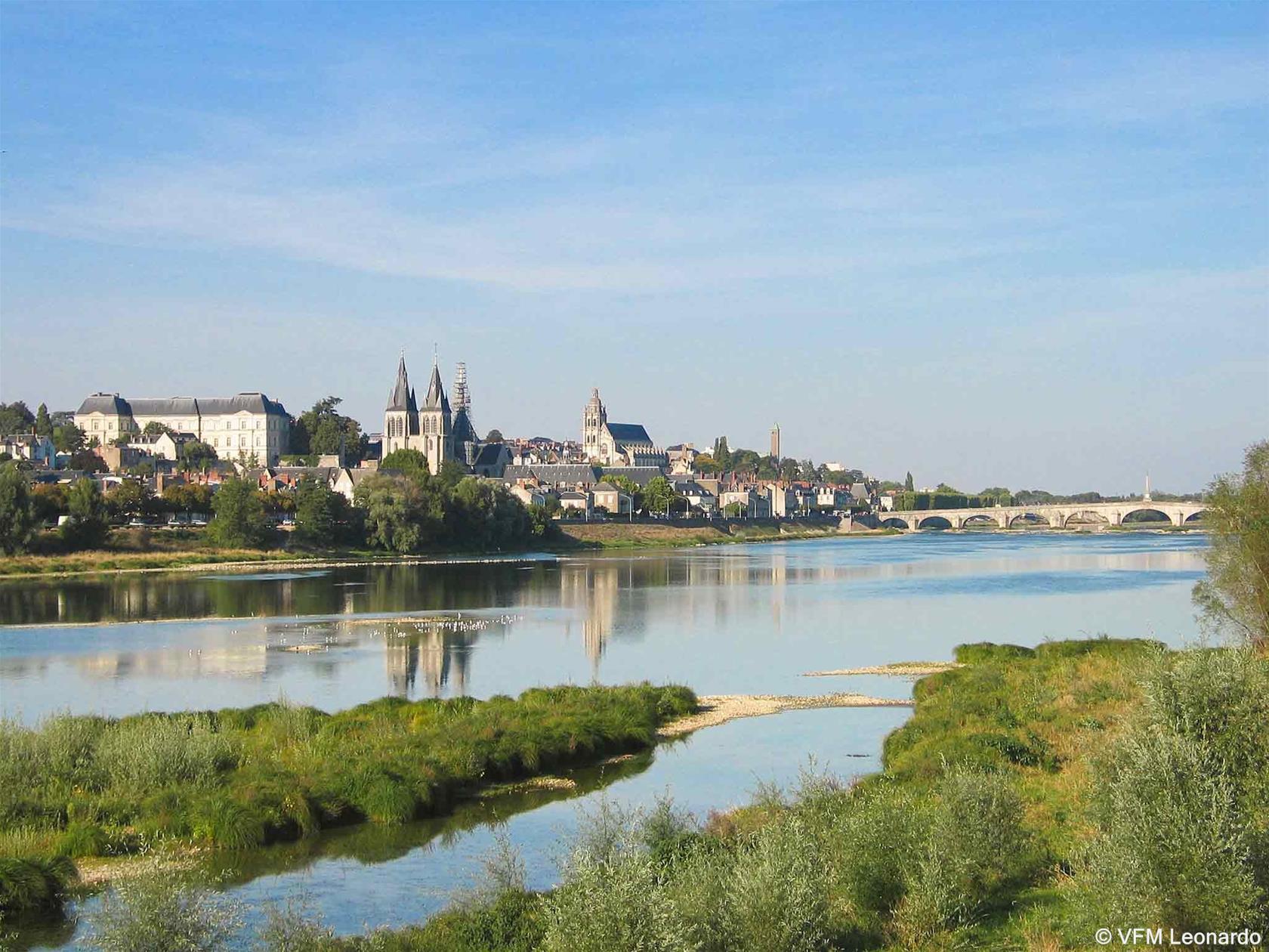Vista Exterior ibis Blois Centre Chateau