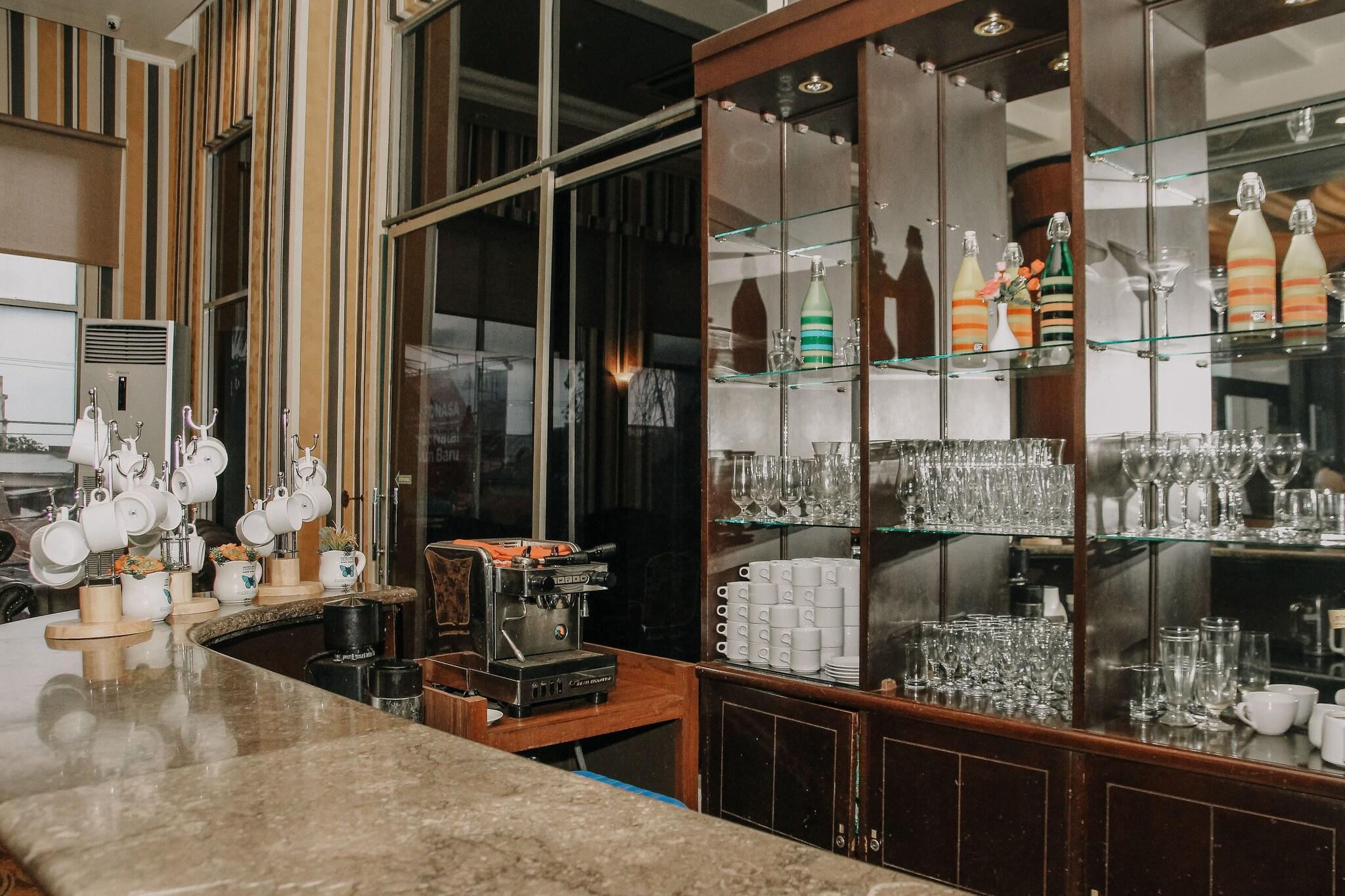 Bar/Salón Grand Q Hotel Gorontalo
