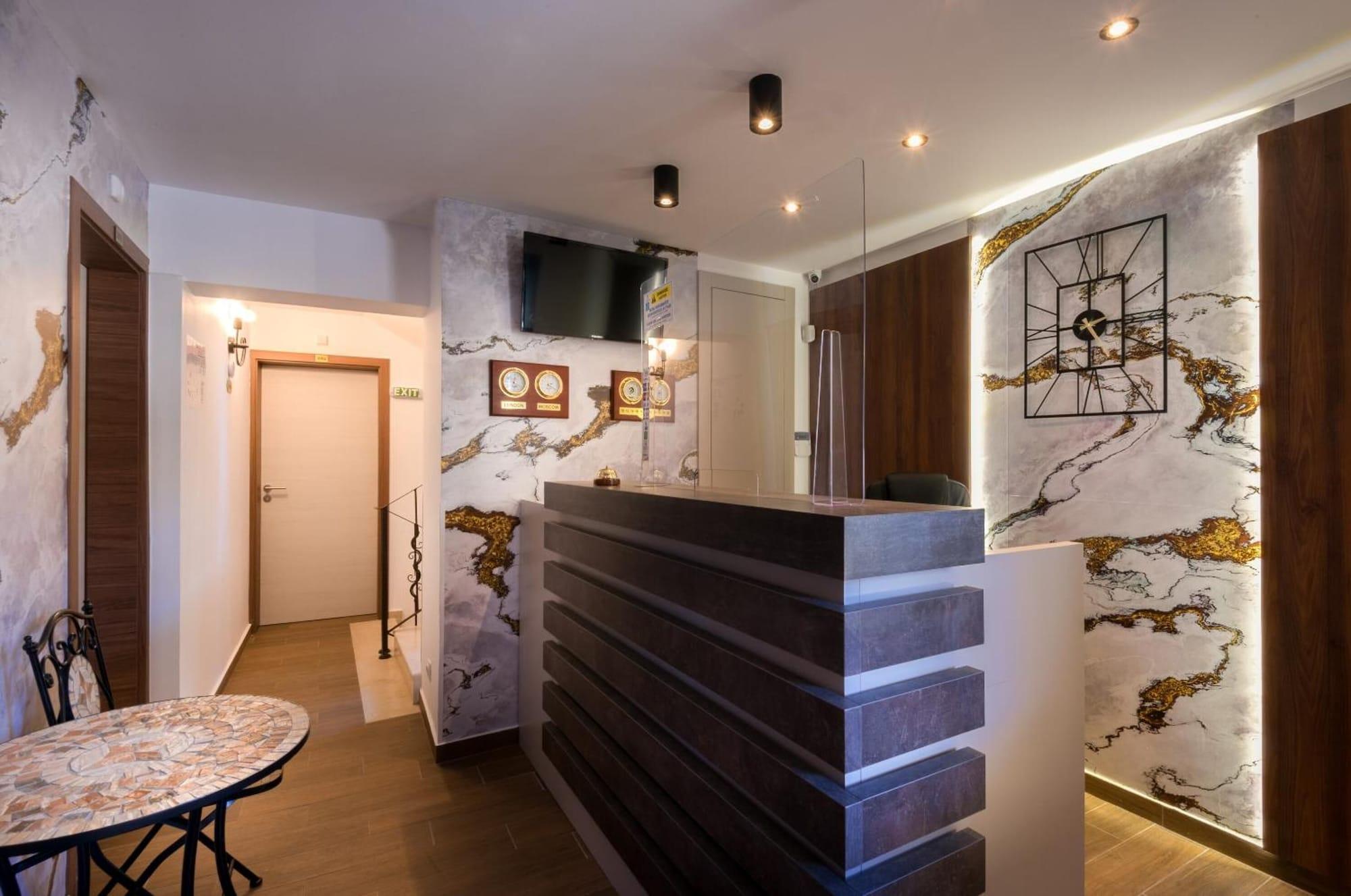 Vista Lobby Panorama Blue