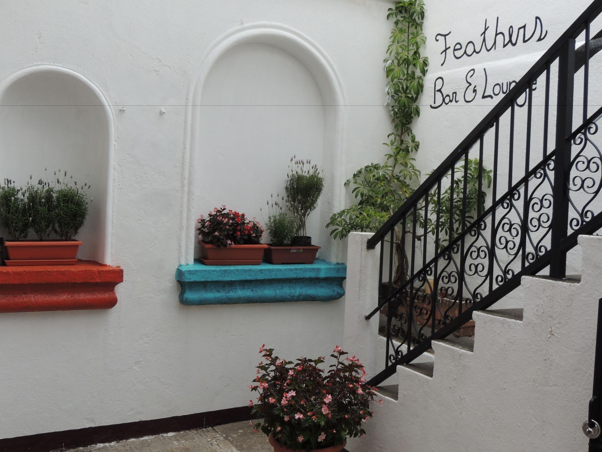 Varios Feathers Hotel and Lounge - Hostel