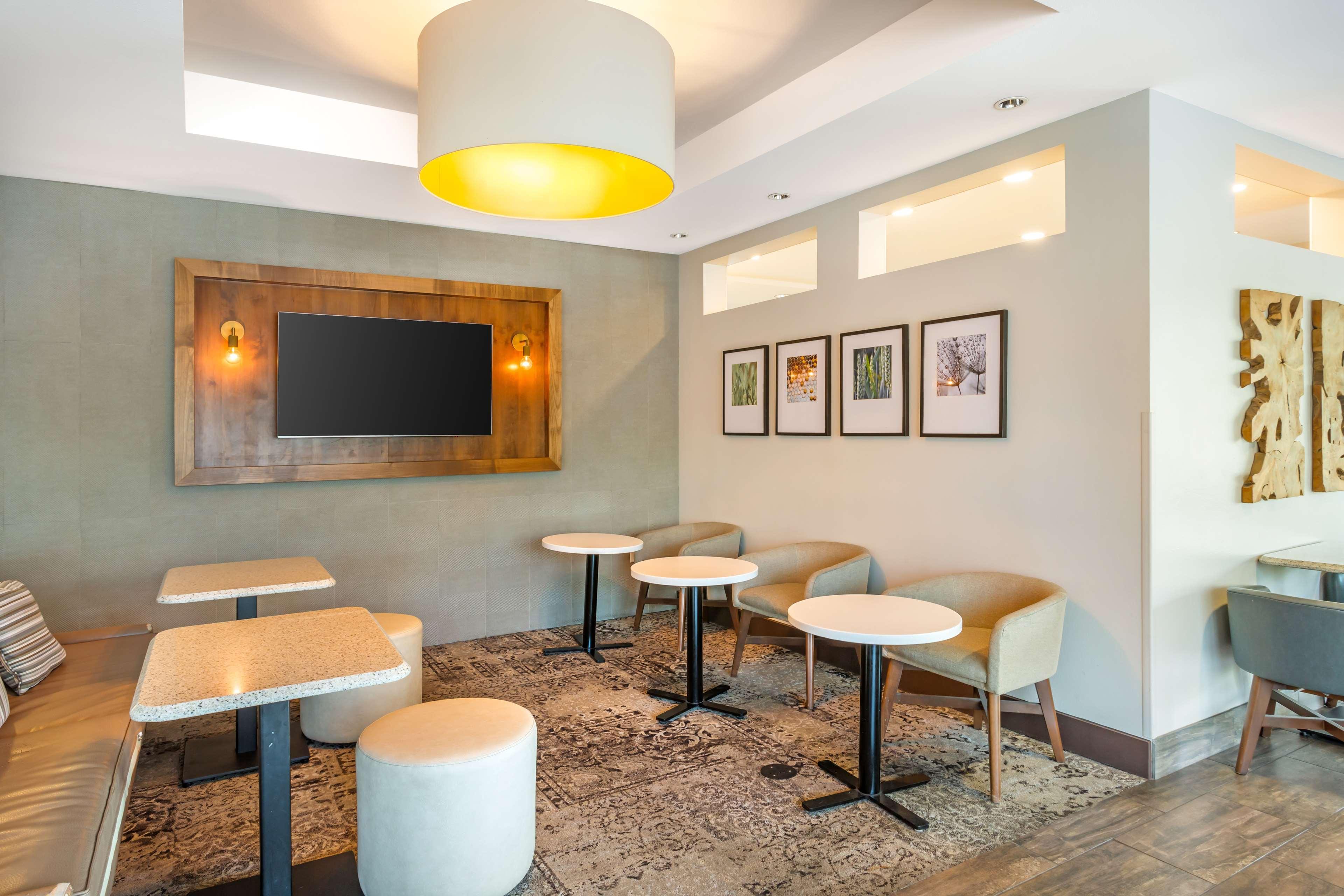 Vista Lobby Best Western Plus CottonTree Inn