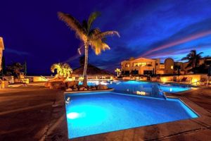 Renta temporal - Remodeled 2025 Beachfront Escape – Pool, Views & Walkability