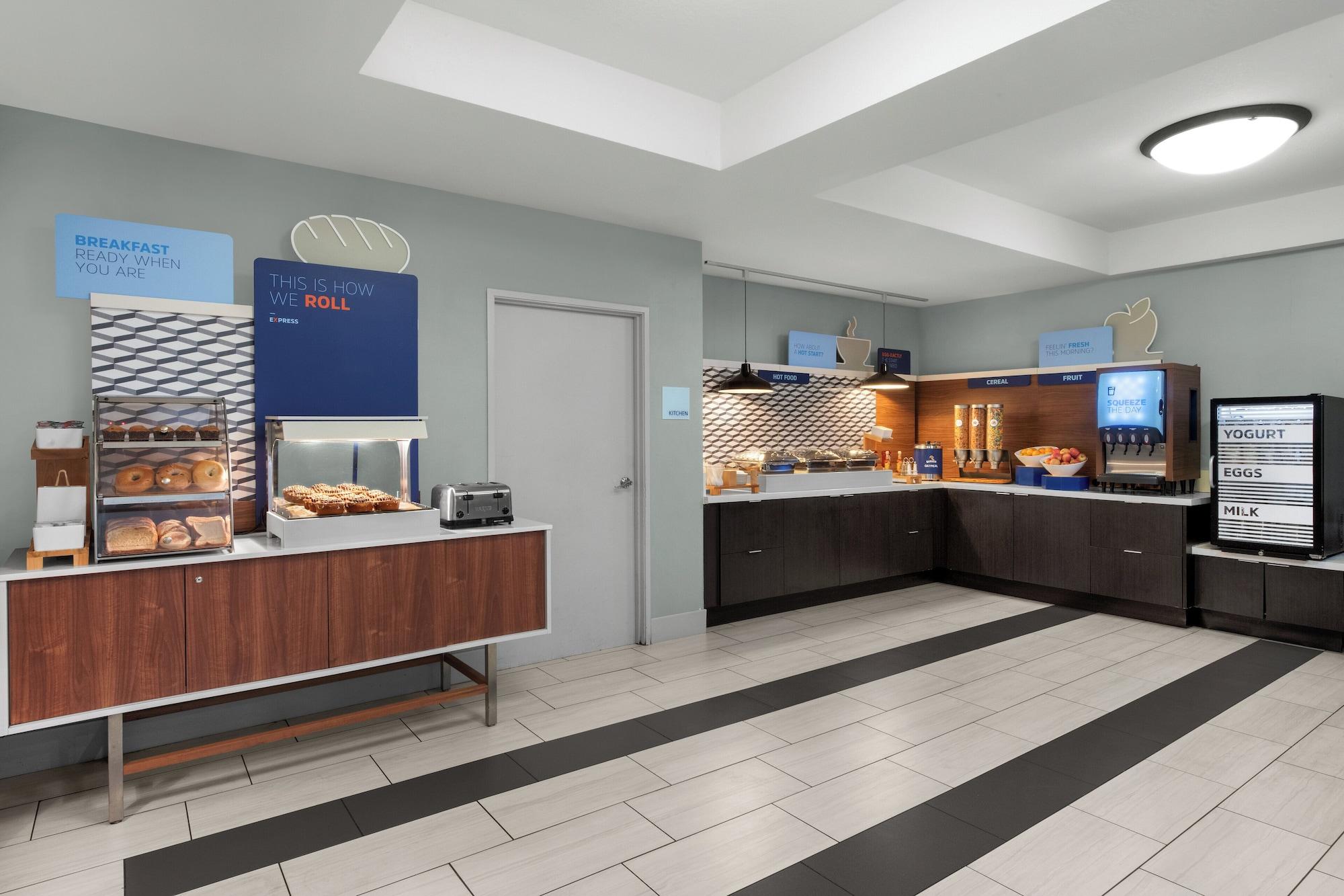 Restaurant Holiday Inn Express Hotel & Suites Marina - State Beach Area by IHG