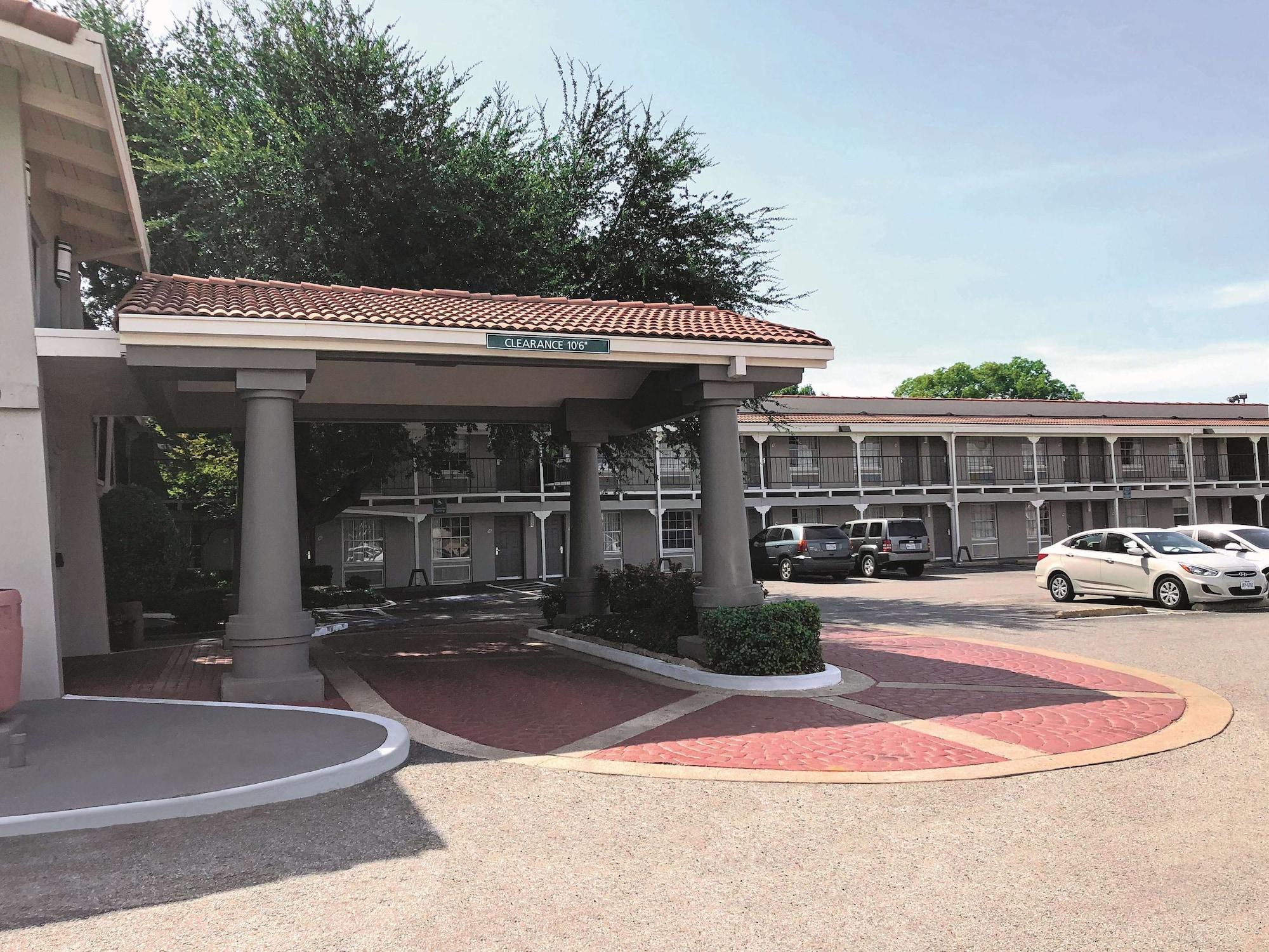 Vista Exterior La Quinta Inn by Wyndham Dallas Uptown