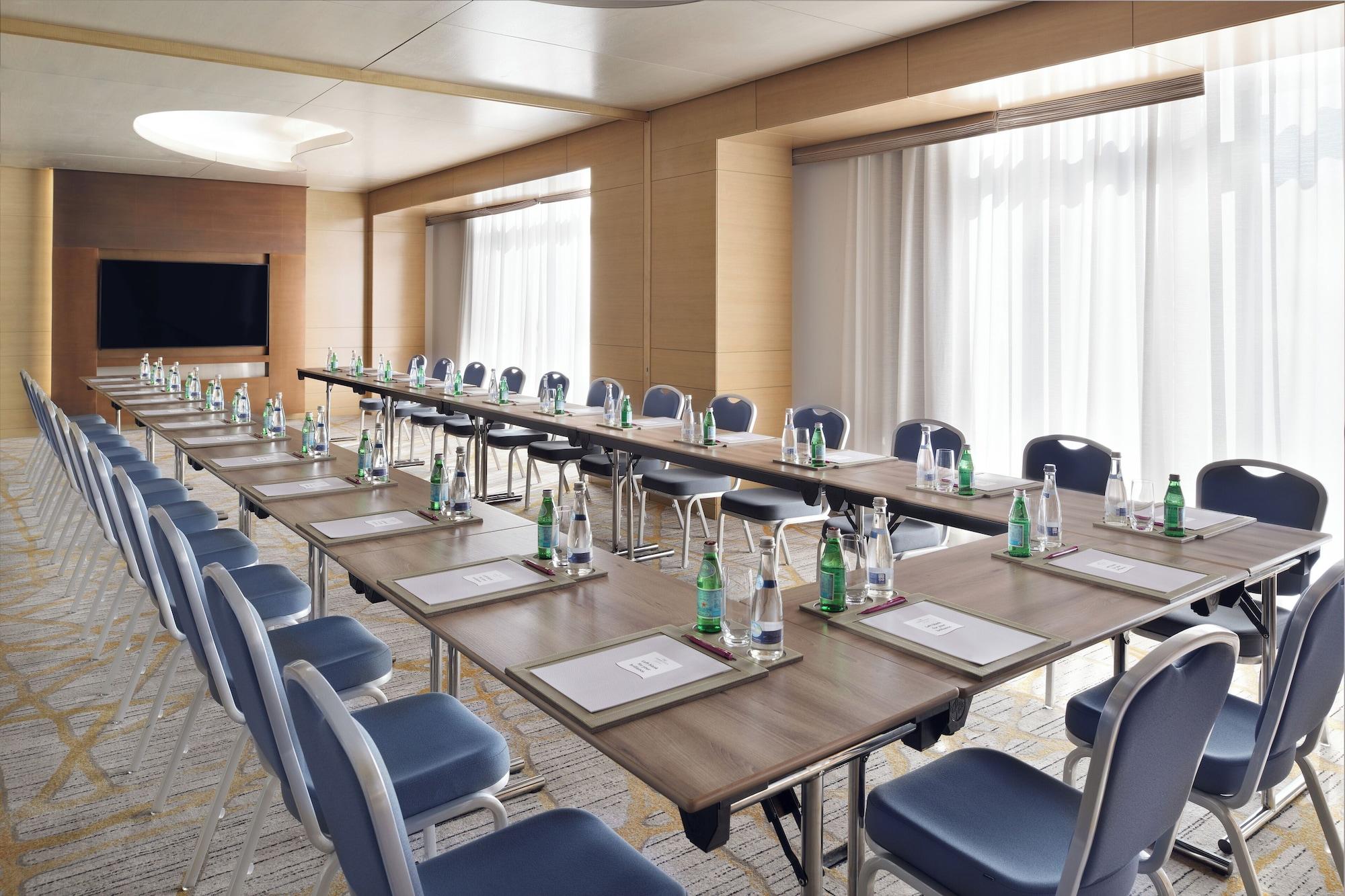 Sala de Reuniones Crowne Plaza Dubai Marina by IHG