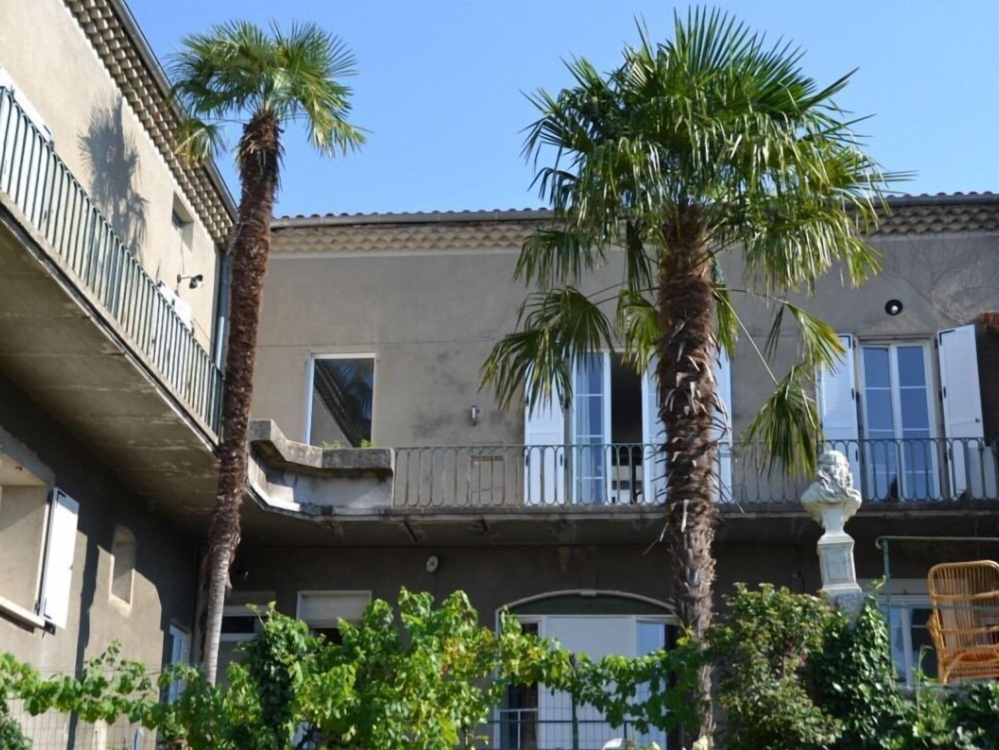 Varios Maison Jaffran, Suite en Ville