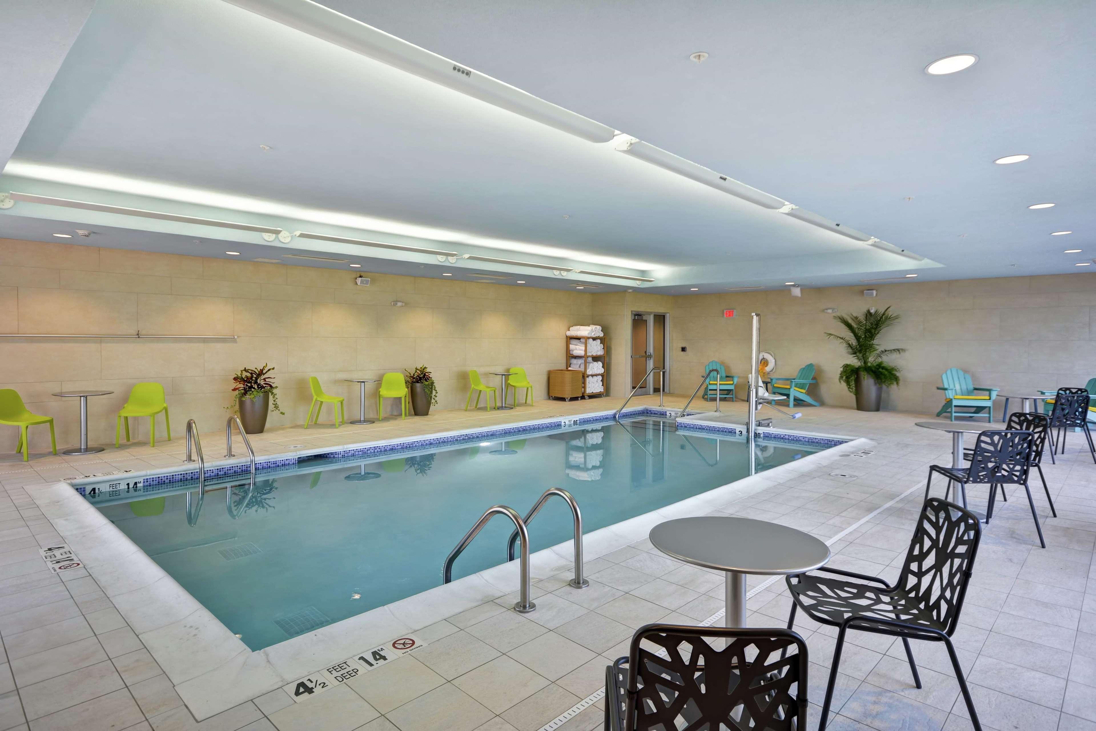 Vista Piscina Home2 Suites by Hilton Queensbury Lake George