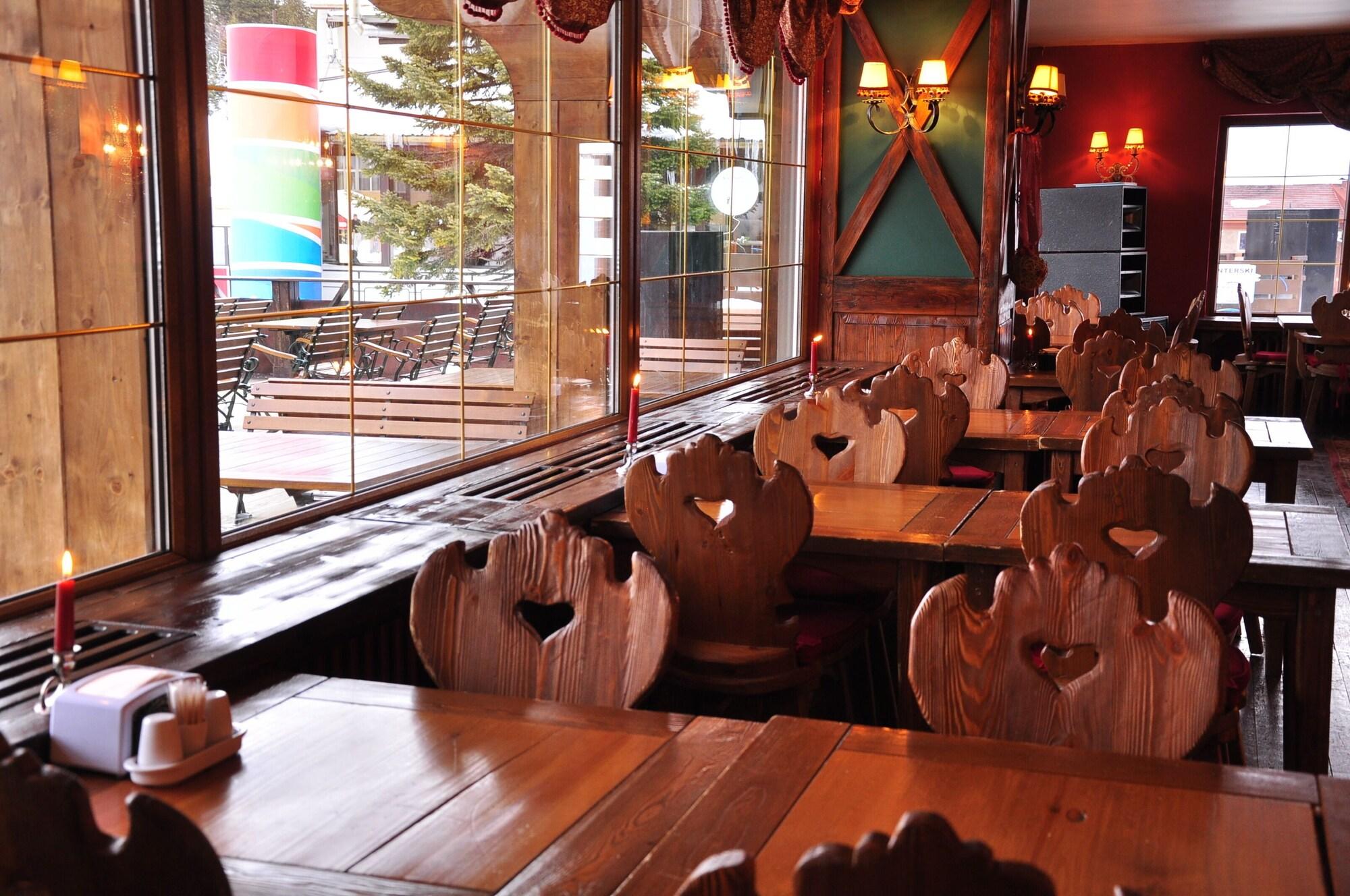 Bar/Salón Le Chalet Yazici