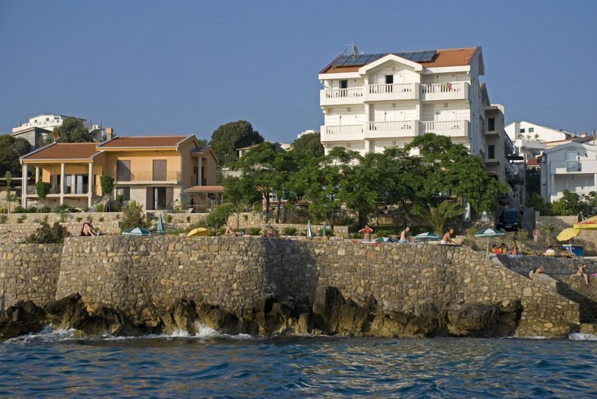 Varios Hotel R
