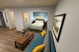 Alojamiento - NEWLY RENOVATED- Long Term Stay.