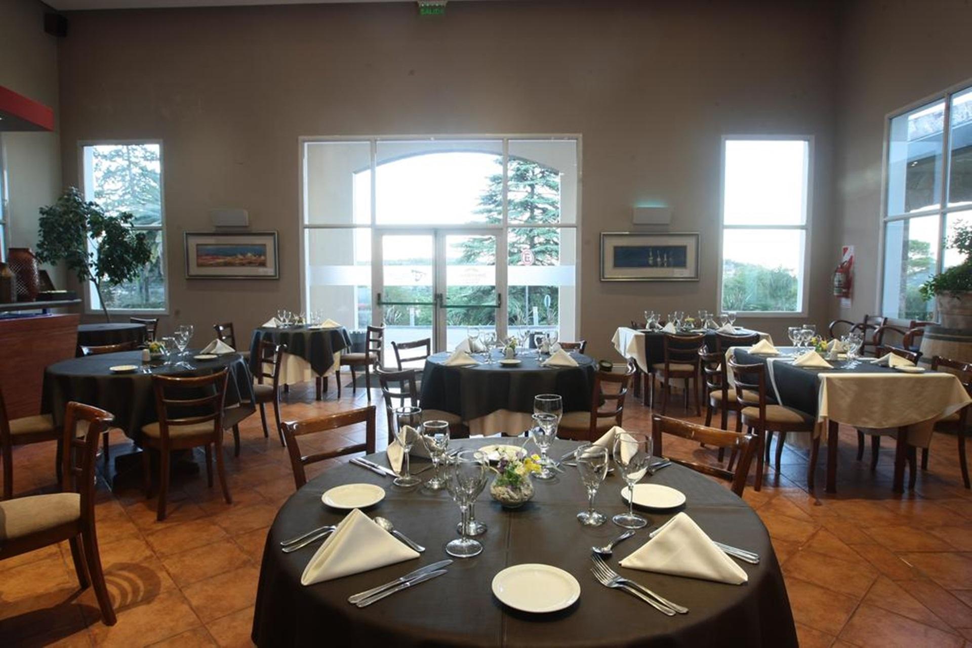 Restaurant Howard Johnson Rio Ceballos Hotel Casino