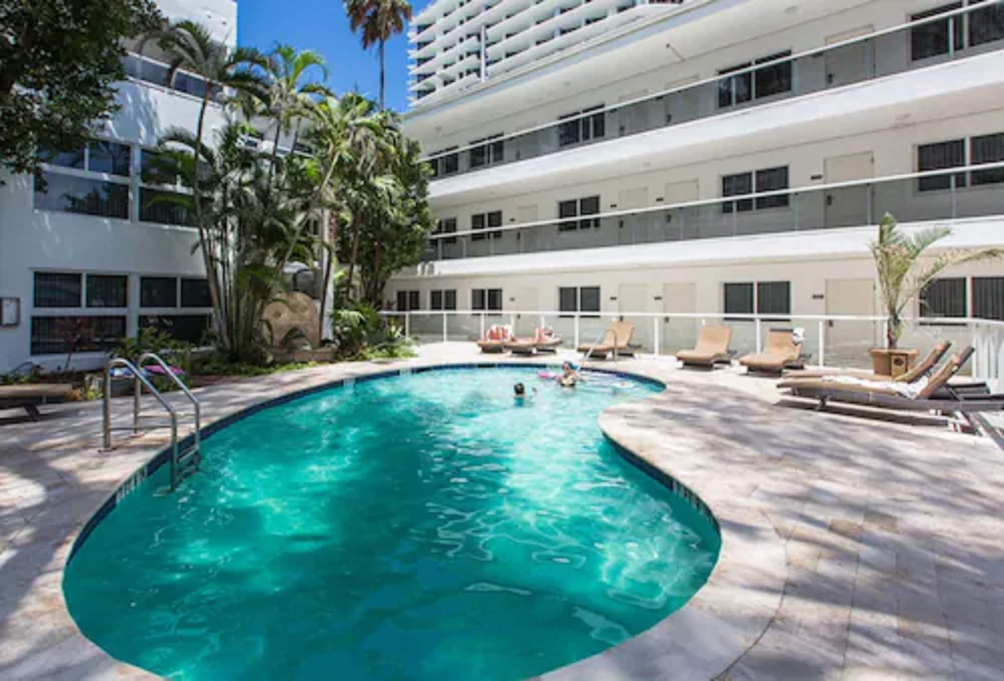 Vista Piscina Premiere Hotel