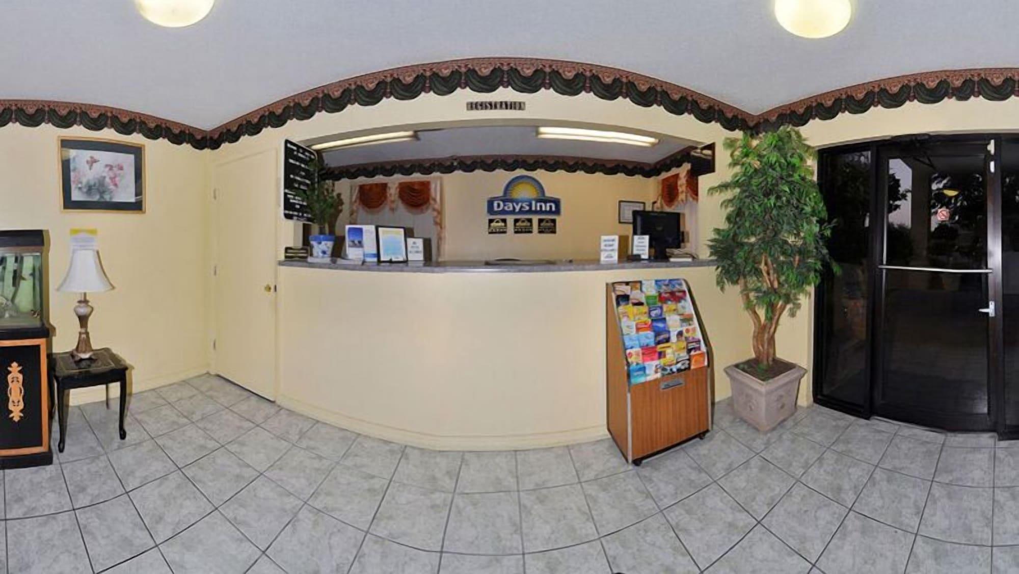 Vista Lobby Days Inn by Wyndham Chipley