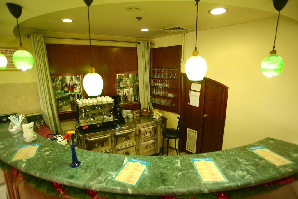 Bar/Salón Holy Land