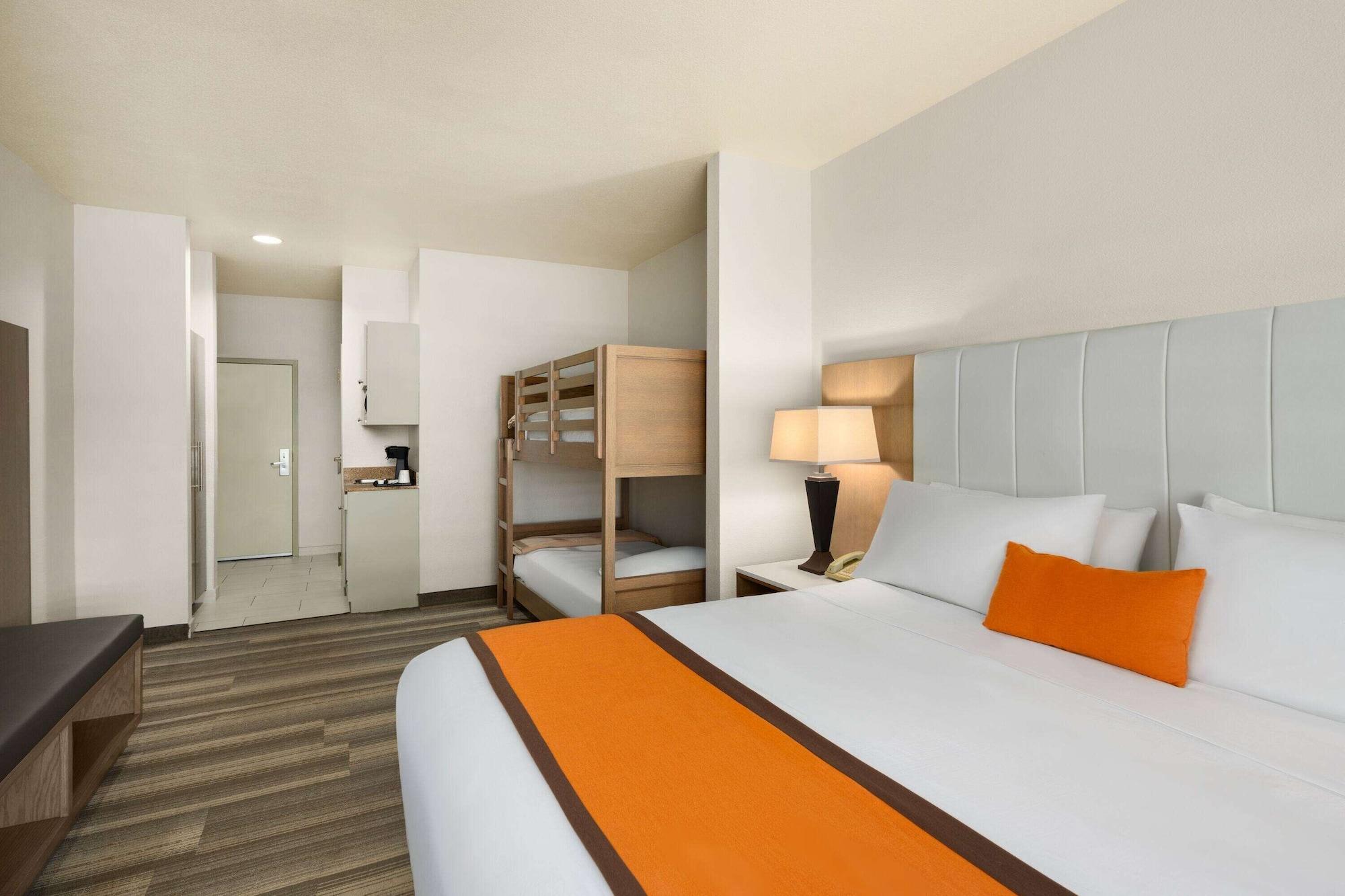 Habitación Hotel Marguerite Anaheim/Garden Grove, Trademark Collection by Wyndham