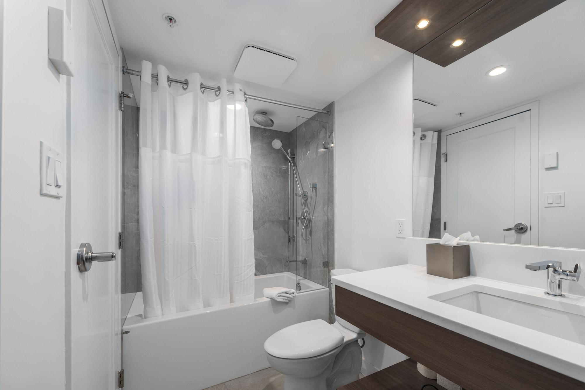 Equipamiento de Habitación West Coast Suites at UBC
