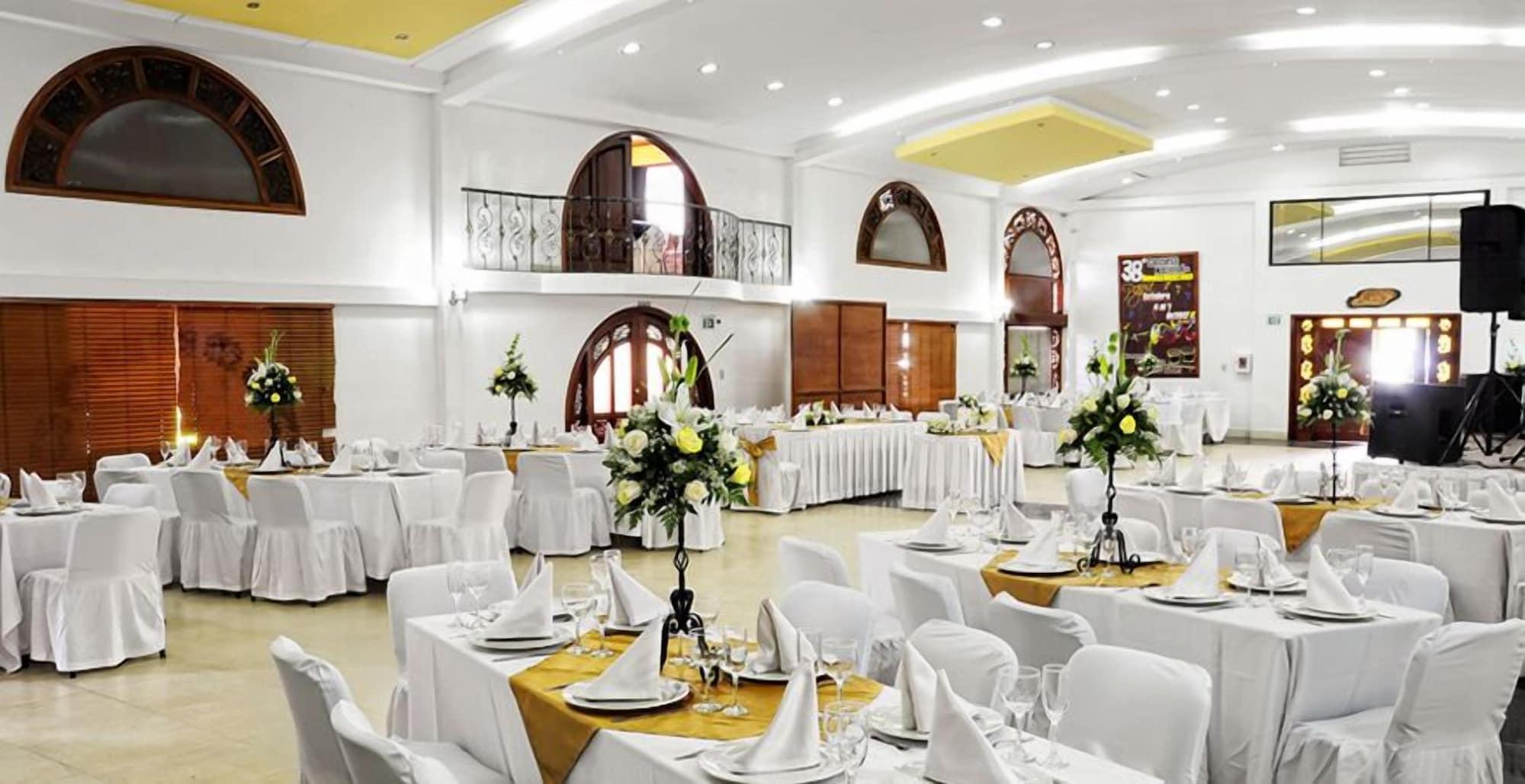 Bar/Salón Hotel El Lago