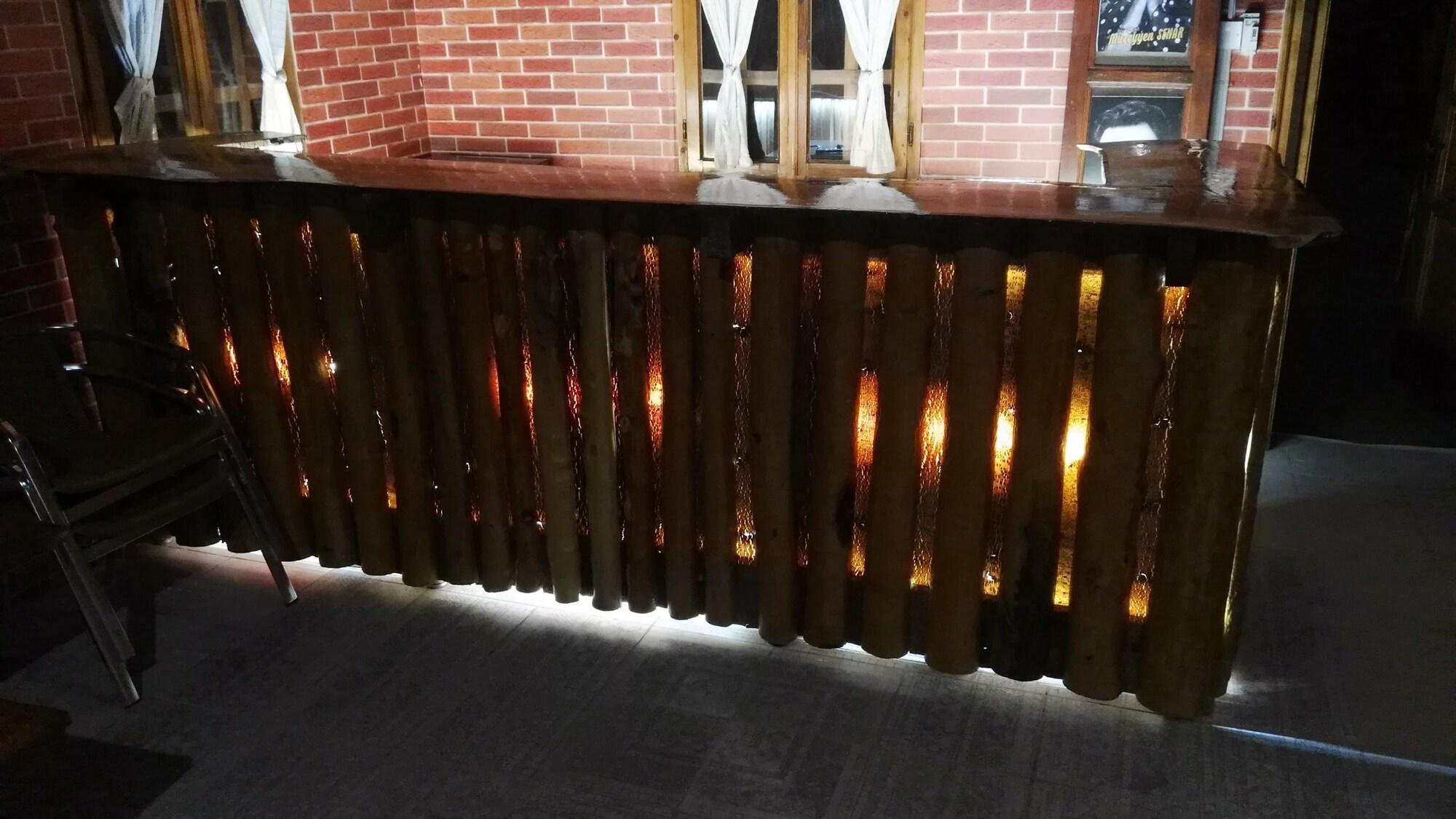 Bar/Salón Wood House