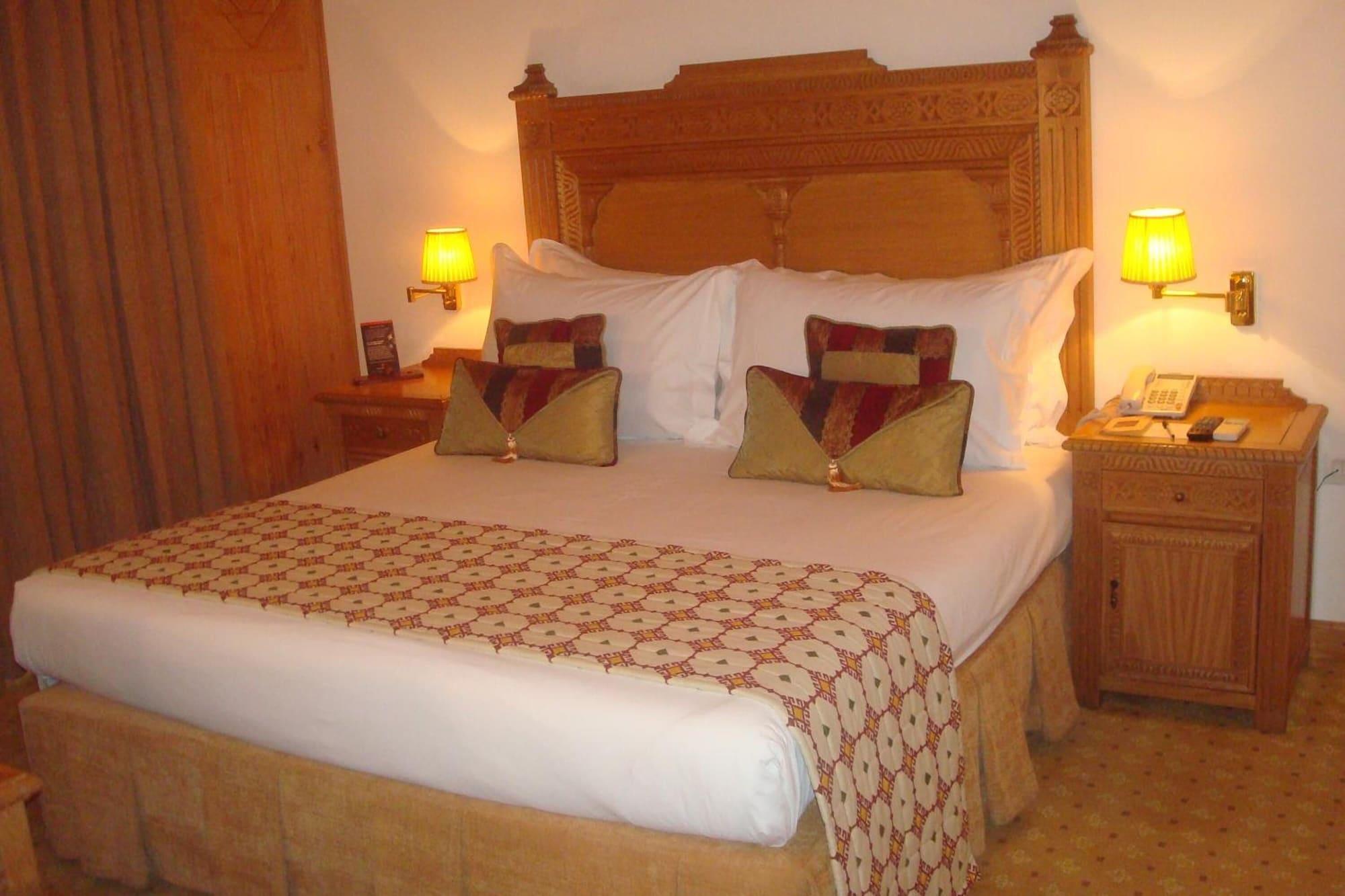 Varios Gilgit Serena Hotel