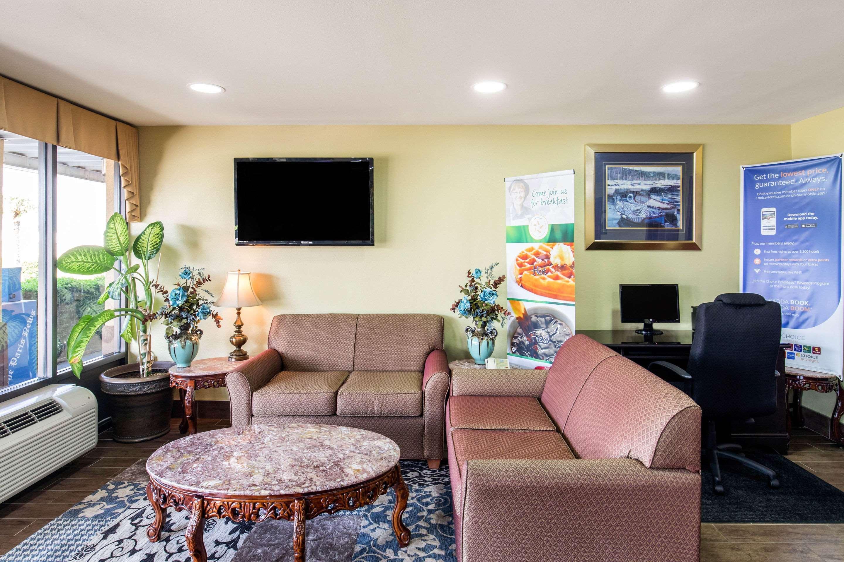 Vista Lobby Quality Inn Paris