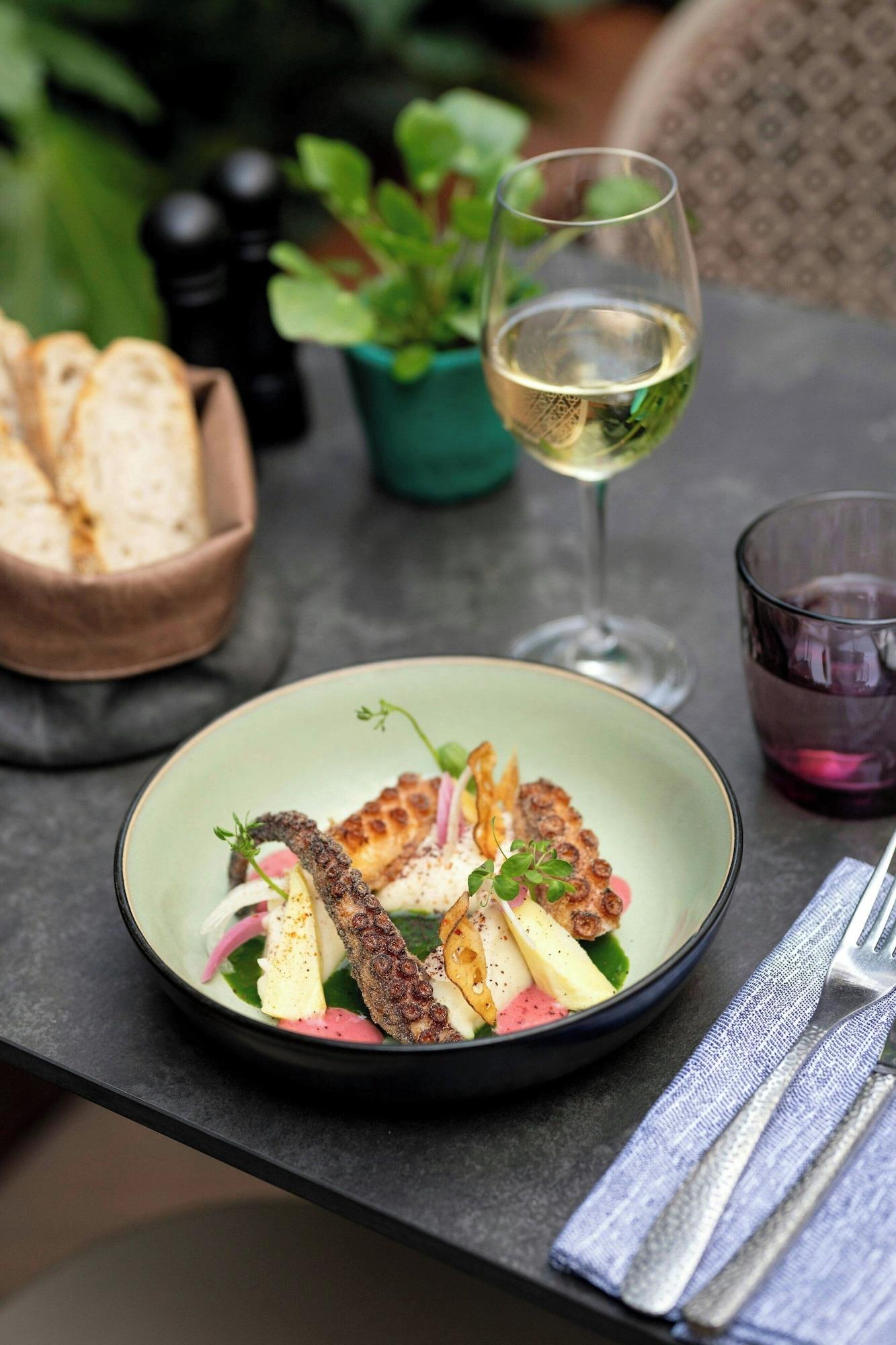 Restaurant Renaissance Paris Republique Hotel