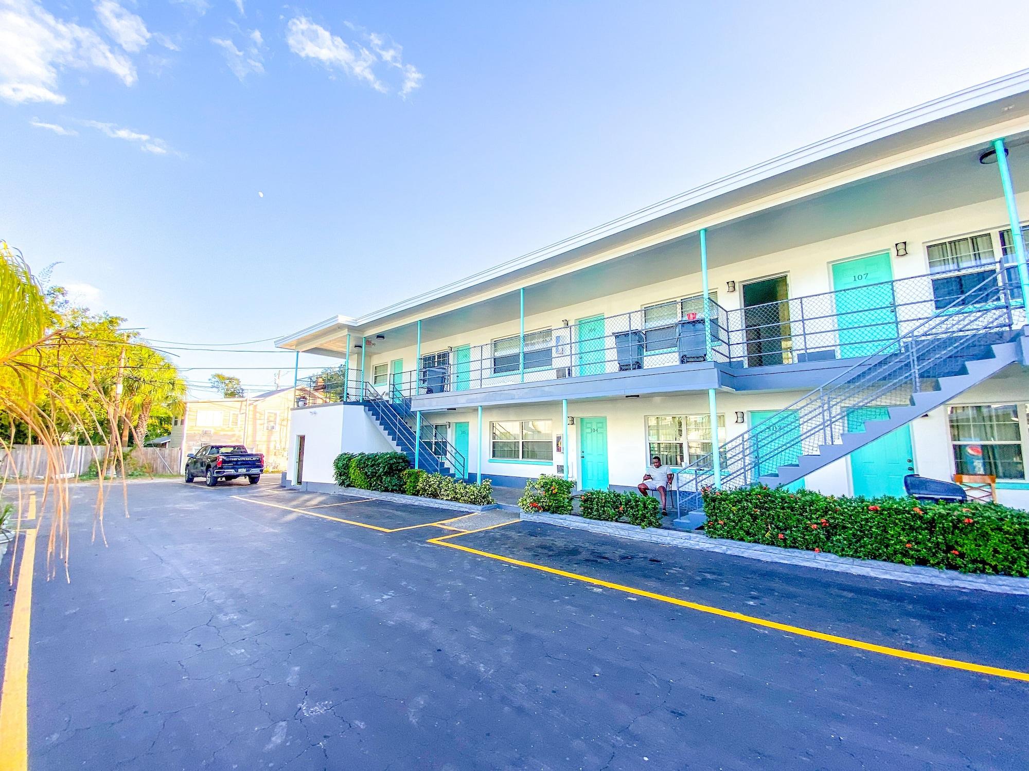 Vista Exterior Uptown Suites